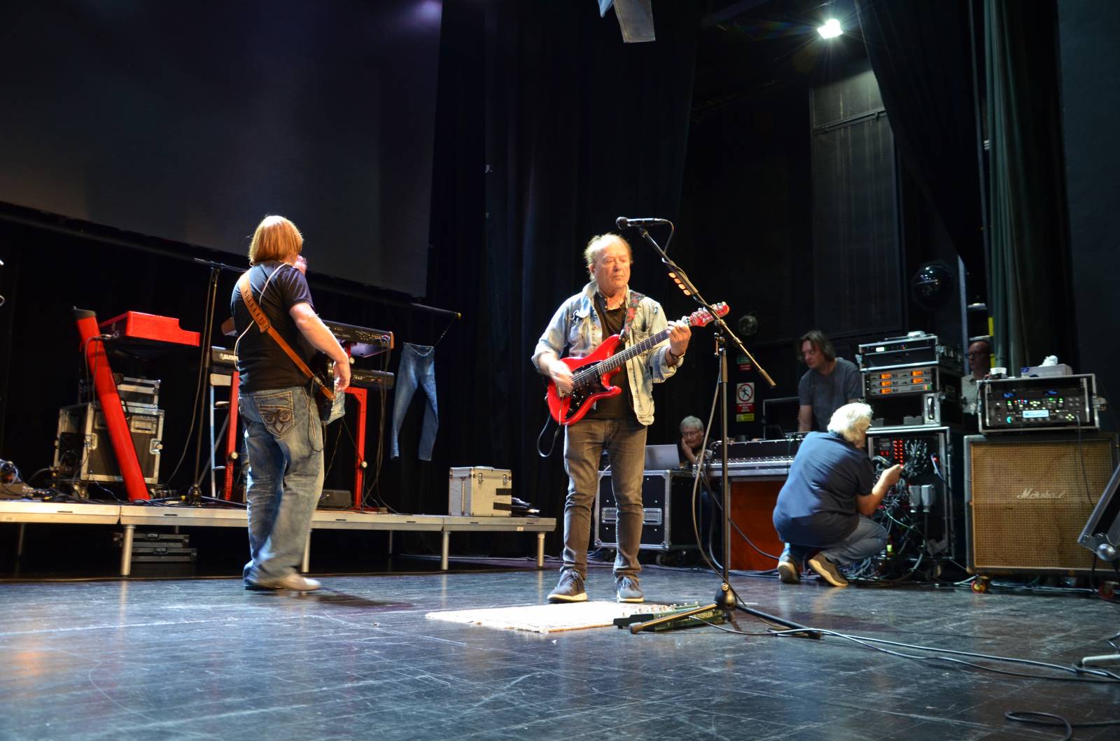 Olympic pokřtil desku Kaťata, během koncertu jedny kalhoty rovnou vydražil