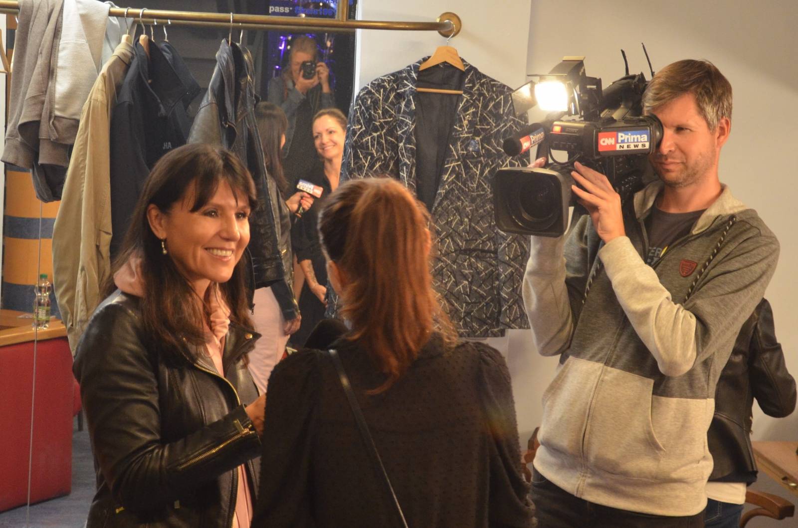 Olympic pokřtil desku Kaťata, během koncertu jedny kalhoty rovnou vydražil