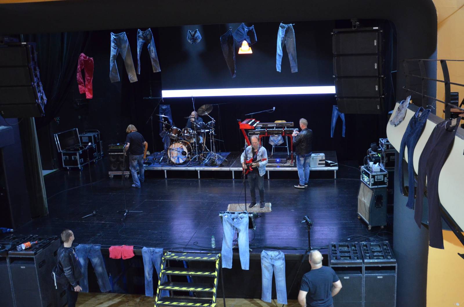 Olympic pokřtil desku Kaťata, během koncertu jedny kalhoty rovnou vydražil