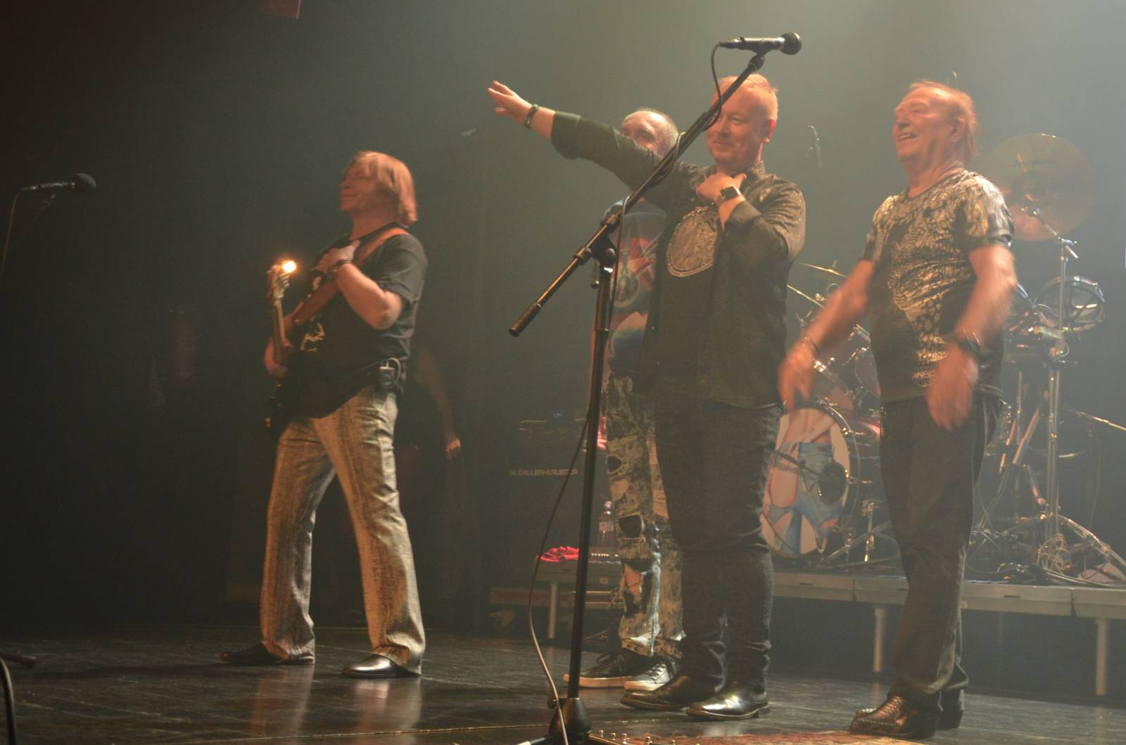 Olympic pokřtil desku Kaťata, během koncertu jedny kalhoty rovnou vydražil