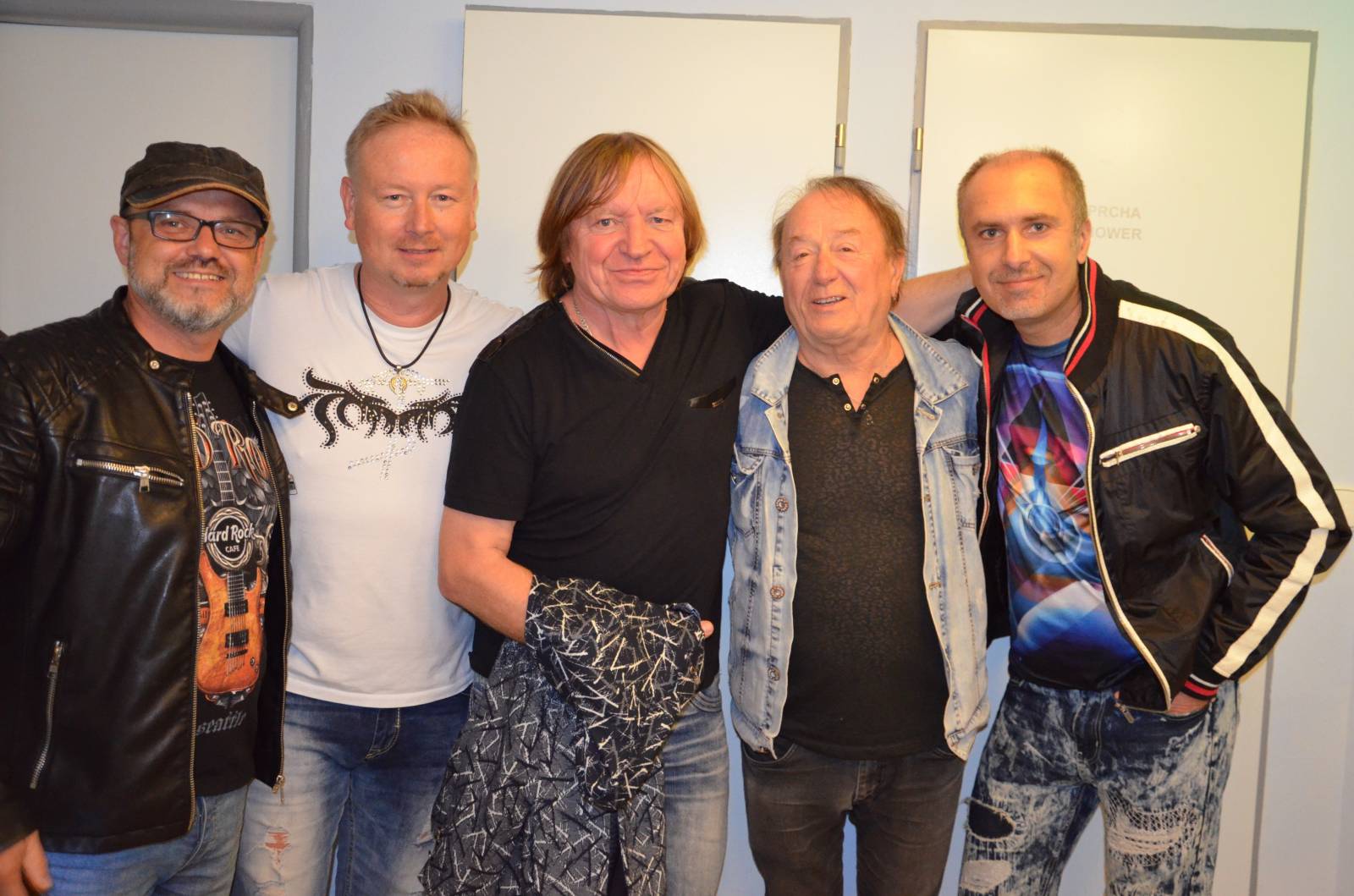 Olympic pokřtil desku Kaťata, během koncertu jedny kalhoty rovnou vydražil