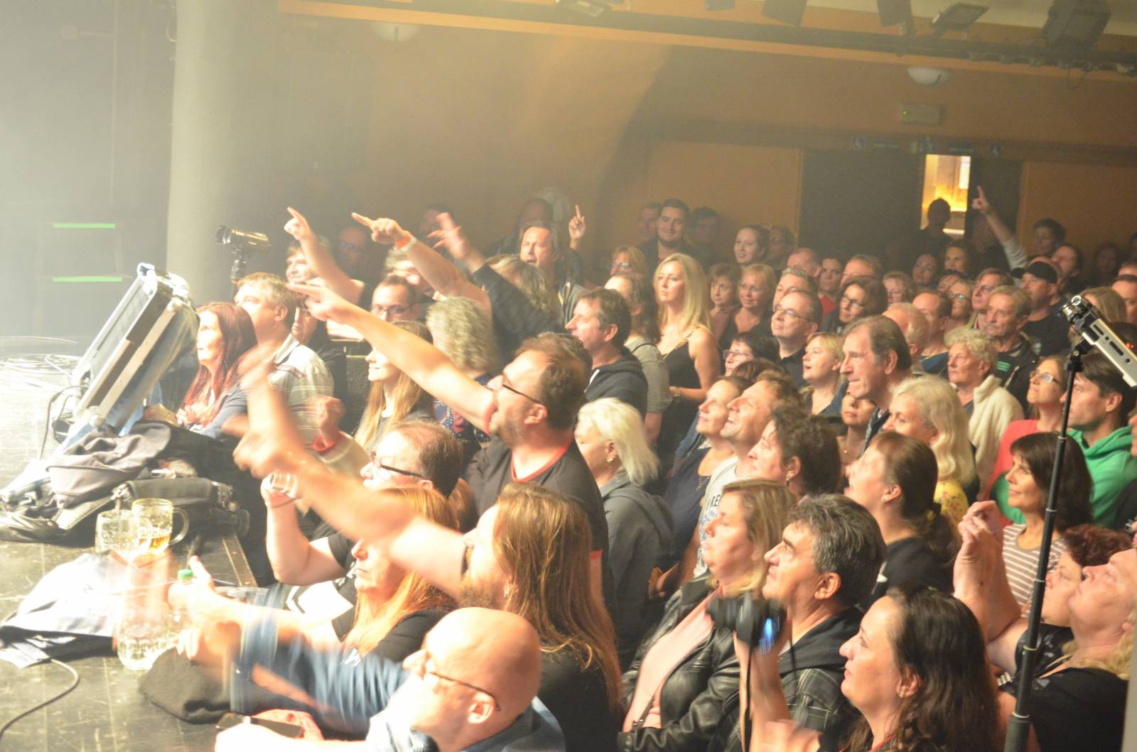 Olympic pokřtil desku Kaťata, během koncertu jedny kalhoty rovnou vydražil