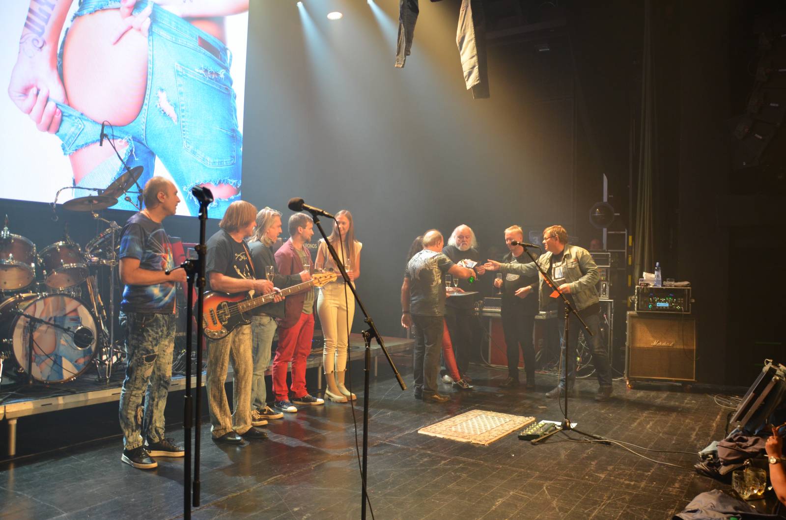 Olympic pokřtil desku Kaťata, během koncertu jedny kalhoty rovnou vydražil