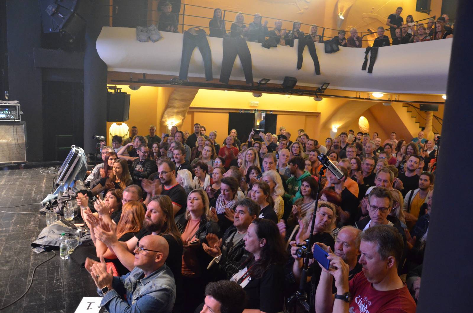 Olympic pokřtil desku Kaťata, během koncertu jedny kalhoty rovnou vydražil
