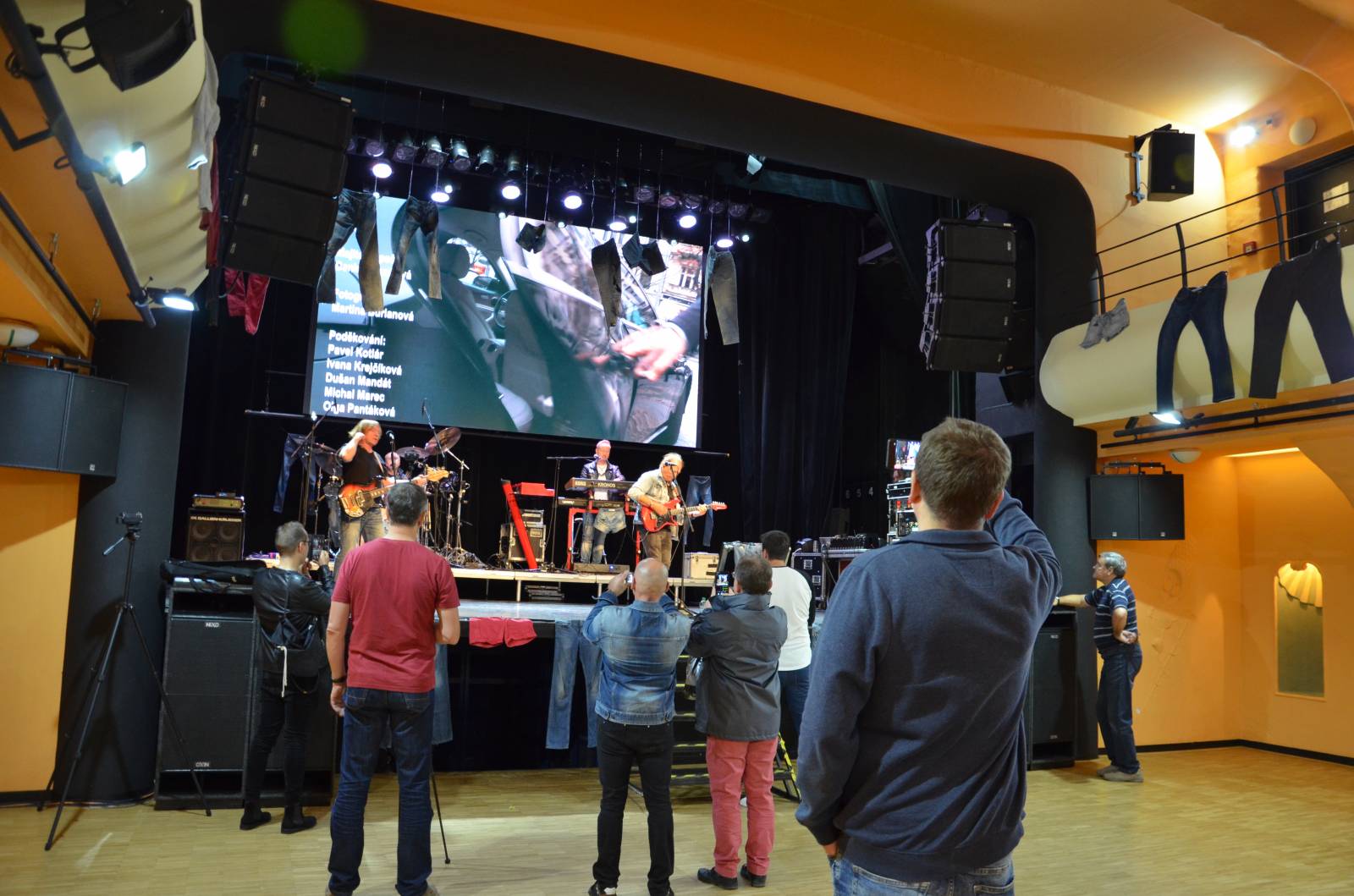 Olympic pokřtil desku Kaťata, během koncertu jedny kalhoty rovnou vydražil