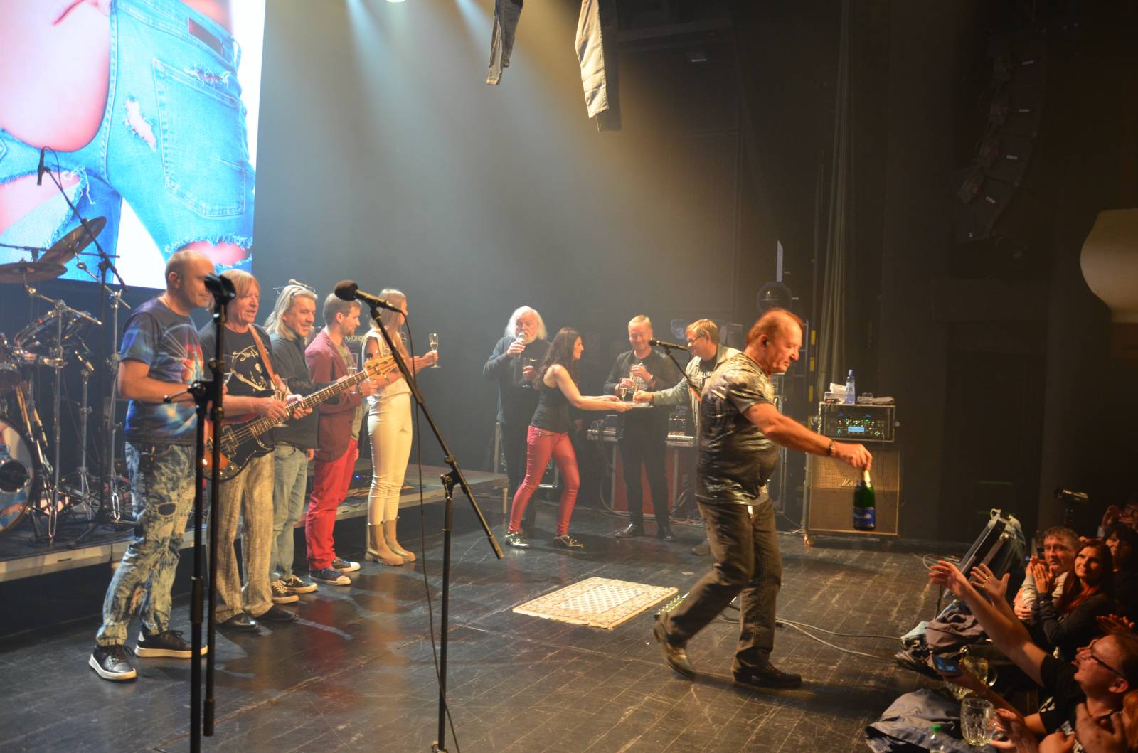 Olympic pokřtil desku Kaťata, během koncertu jedny kalhoty rovnou vydražil