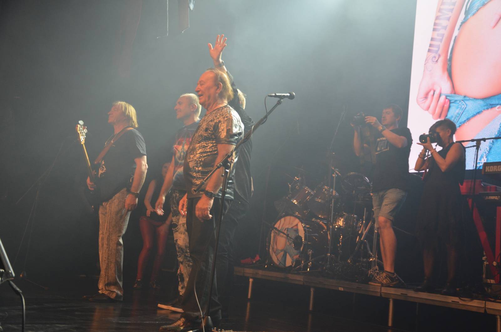 Olympic pokřtil desku Kaťata, během koncertu jedny kalhoty rovnou vydražil