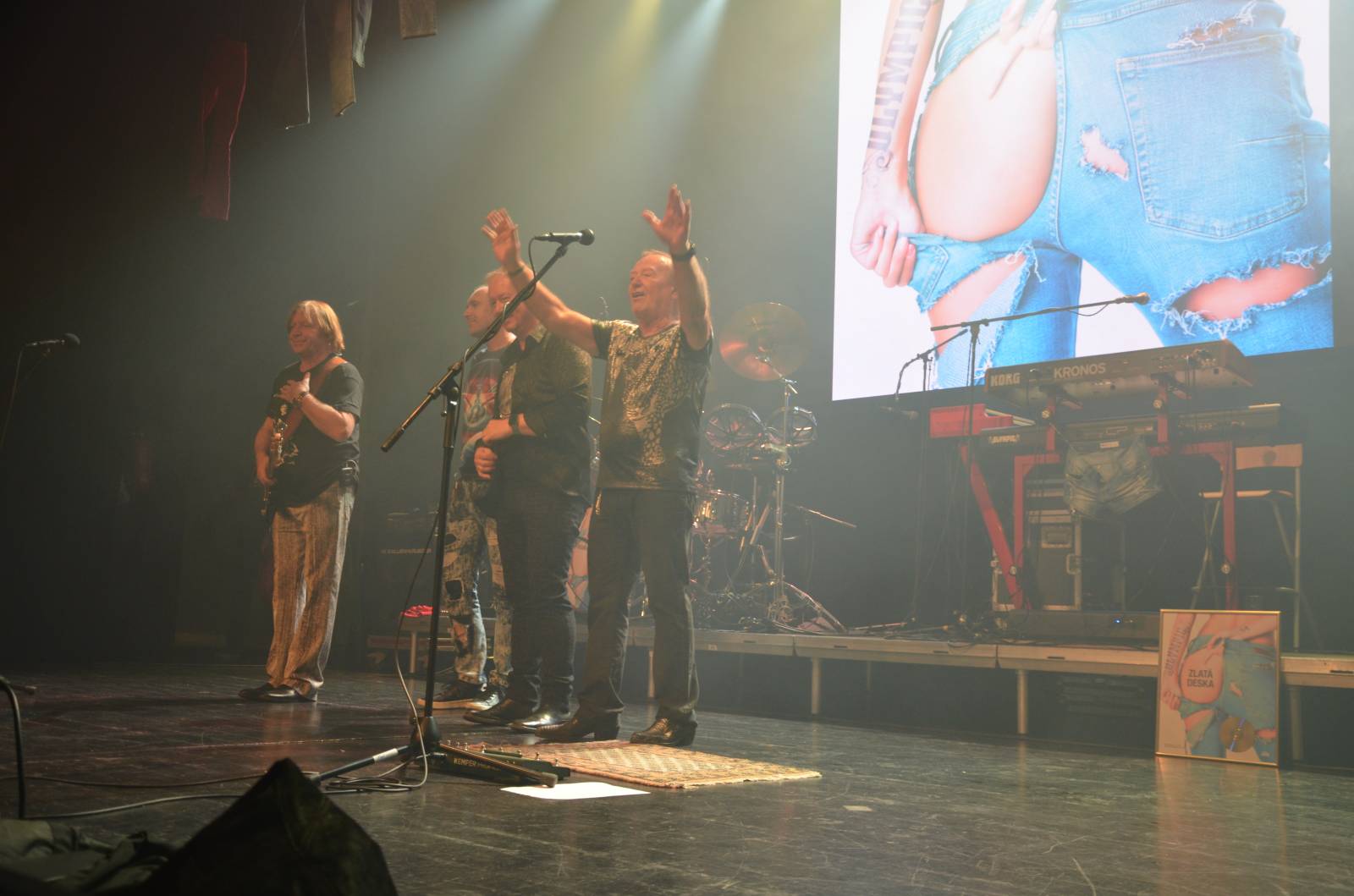 Olympic pokřtil desku Kaťata, během koncertu jedny kalhoty rovnou vydražil