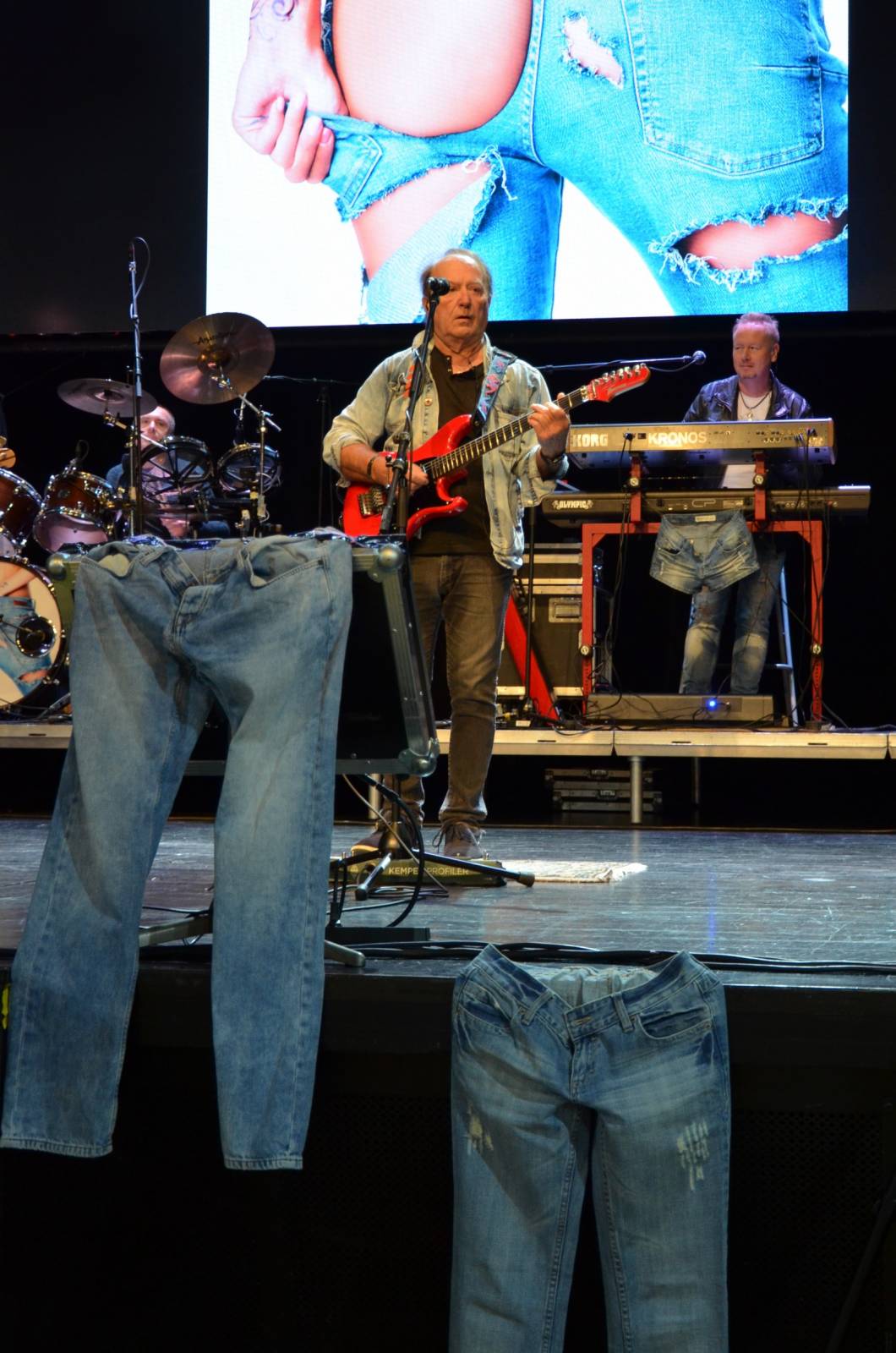 Olympic pokřtil desku Kaťata, během koncertu jedny kalhoty rovnou vydražil