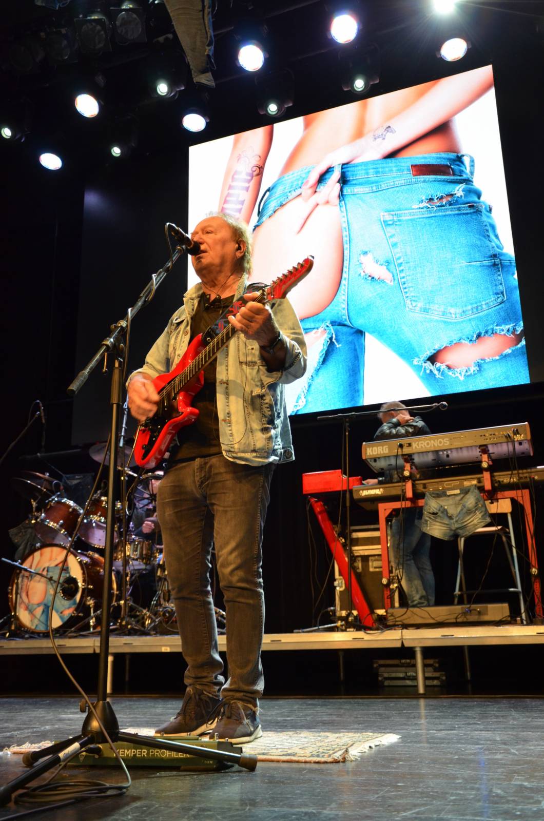 Olympic pokřtil desku Kaťata, během koncertu jedny kalhoty rovnou vydražil