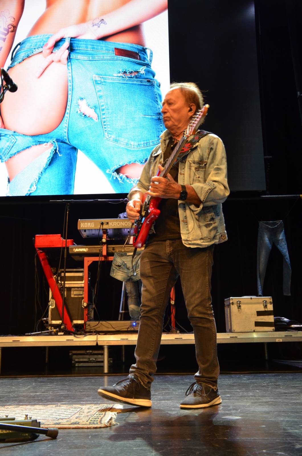 Olympic pokřtil desku Kaťata, během koncertu jedny kalhoty rovnou vydražil