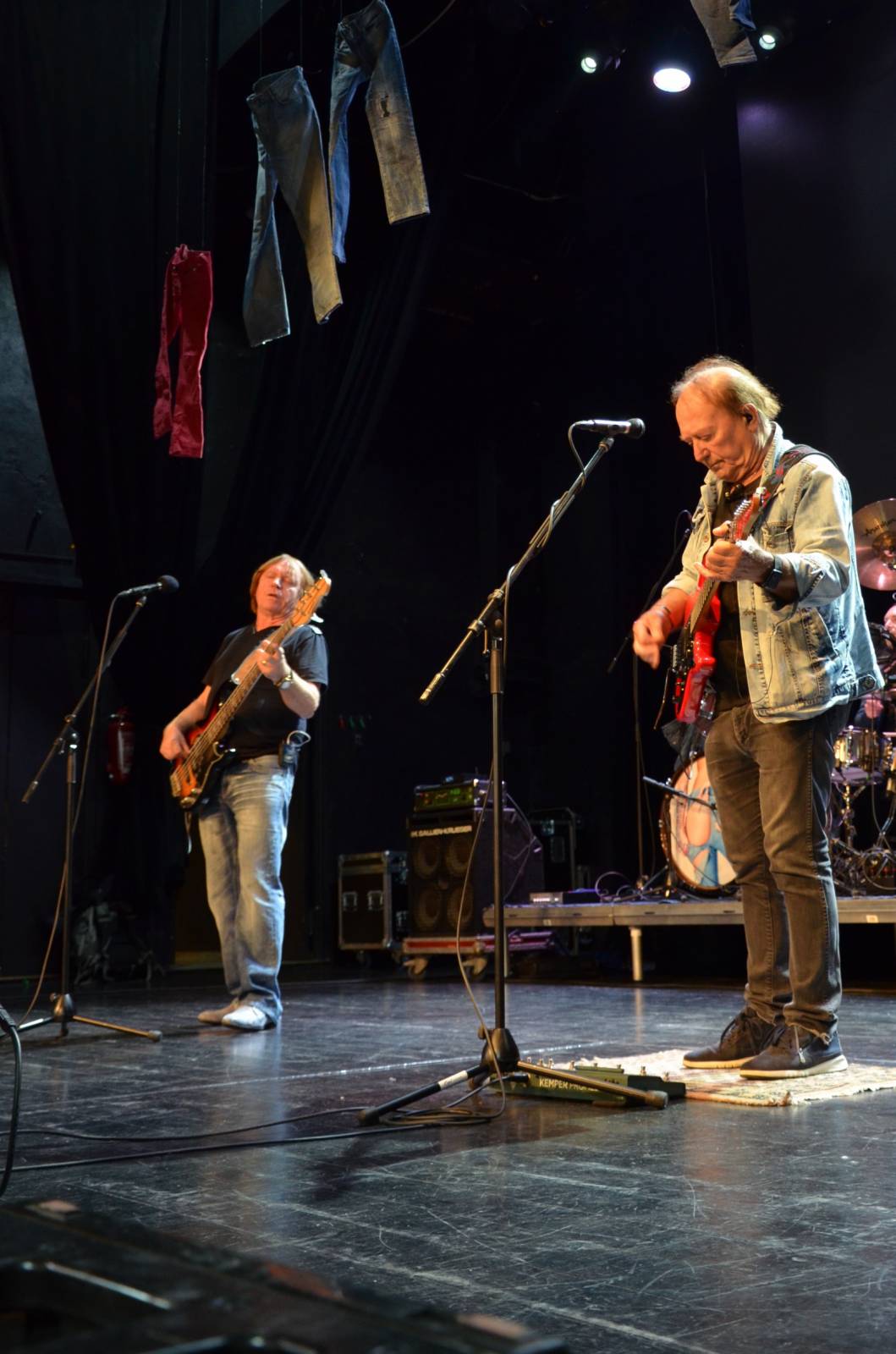 Olympic pokřtil desku Kaťata, během koncertu jedny kalhoty rovnou vydražil