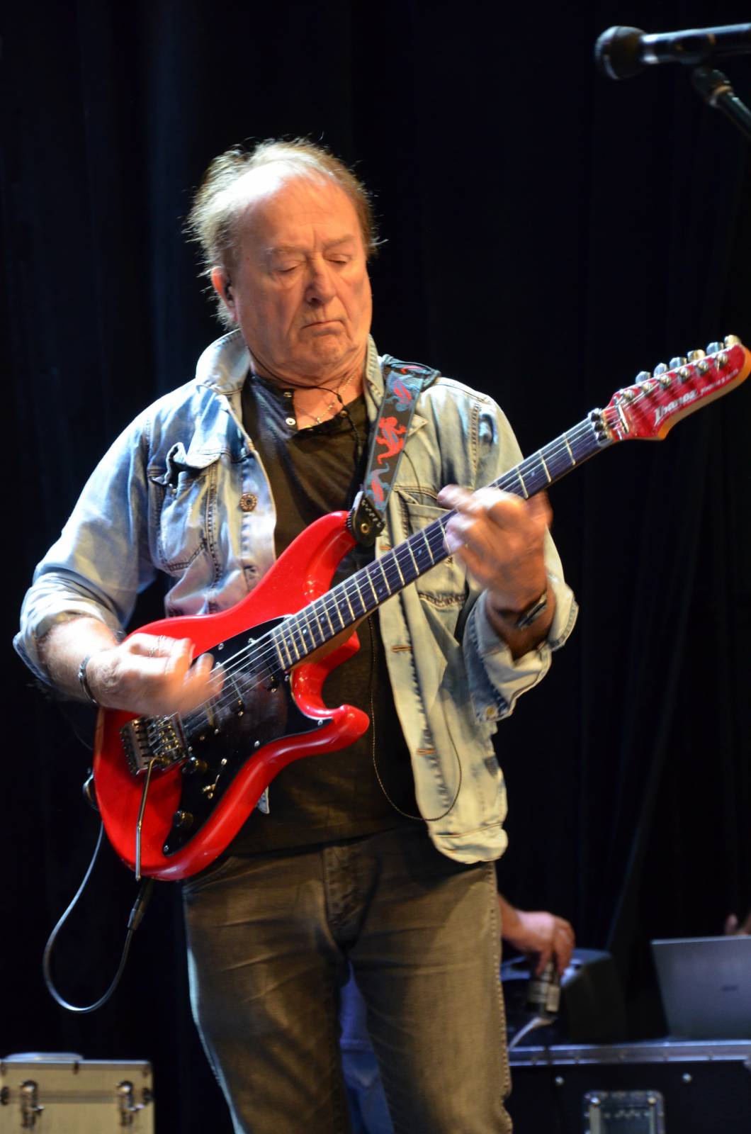 Olympic pokřtil desku Kaťata, během koncertu jedny kalhoty rovnou vydražil