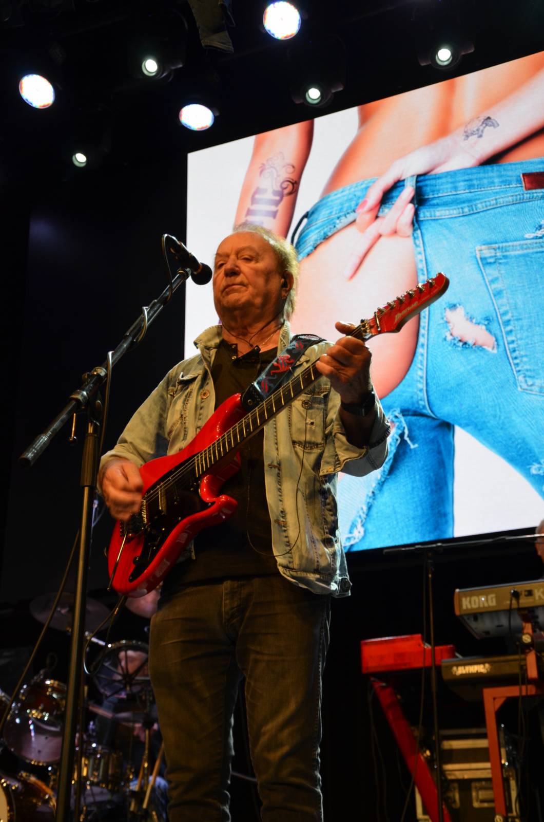 Olympic pokřtil desku Kaťata, během koncertu jedny kalhoty rovnou vydražil