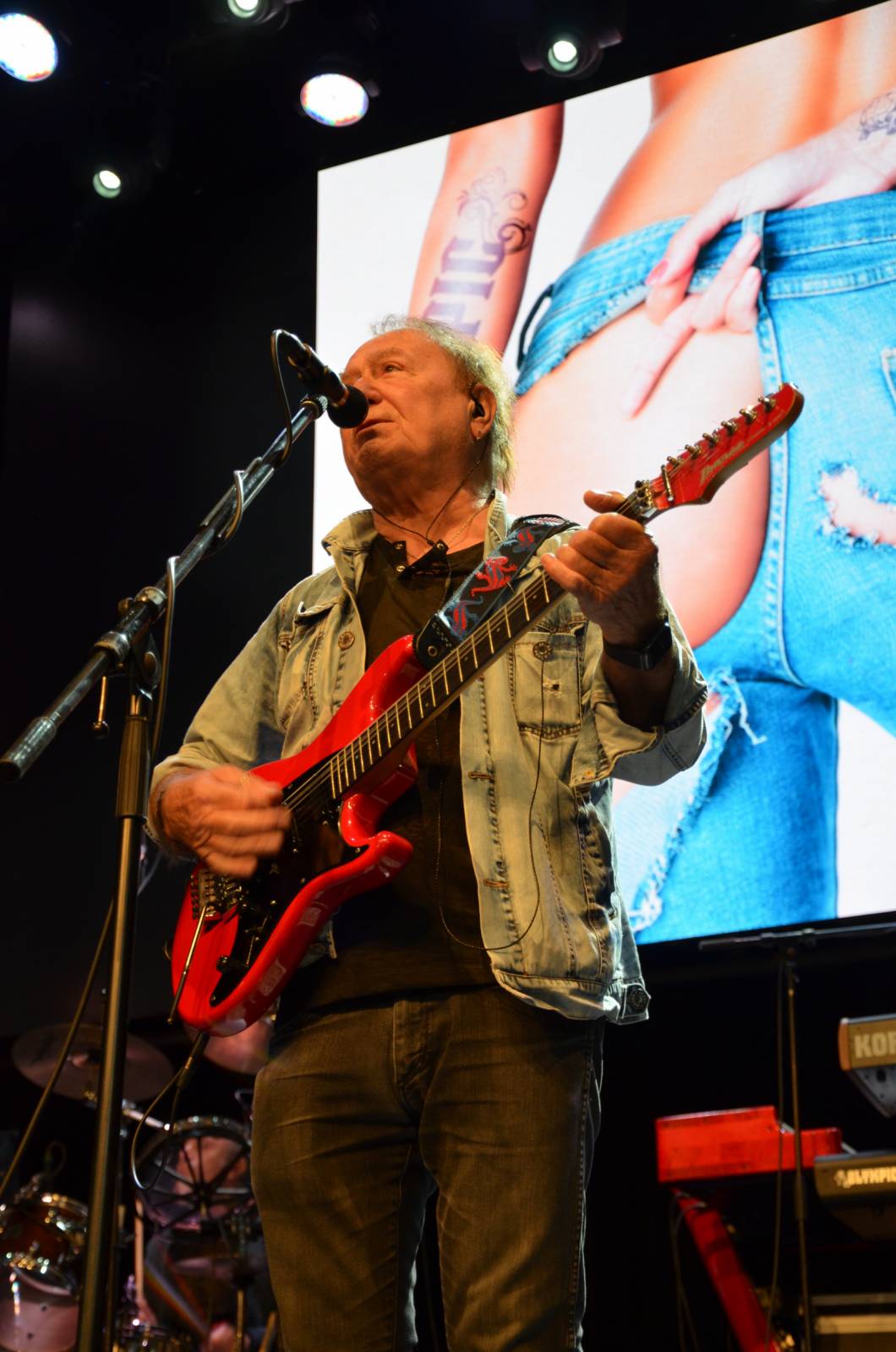 Olympic pokřtil desku Kaťata, během koncertu jedny kalhoty rovnou vydražil