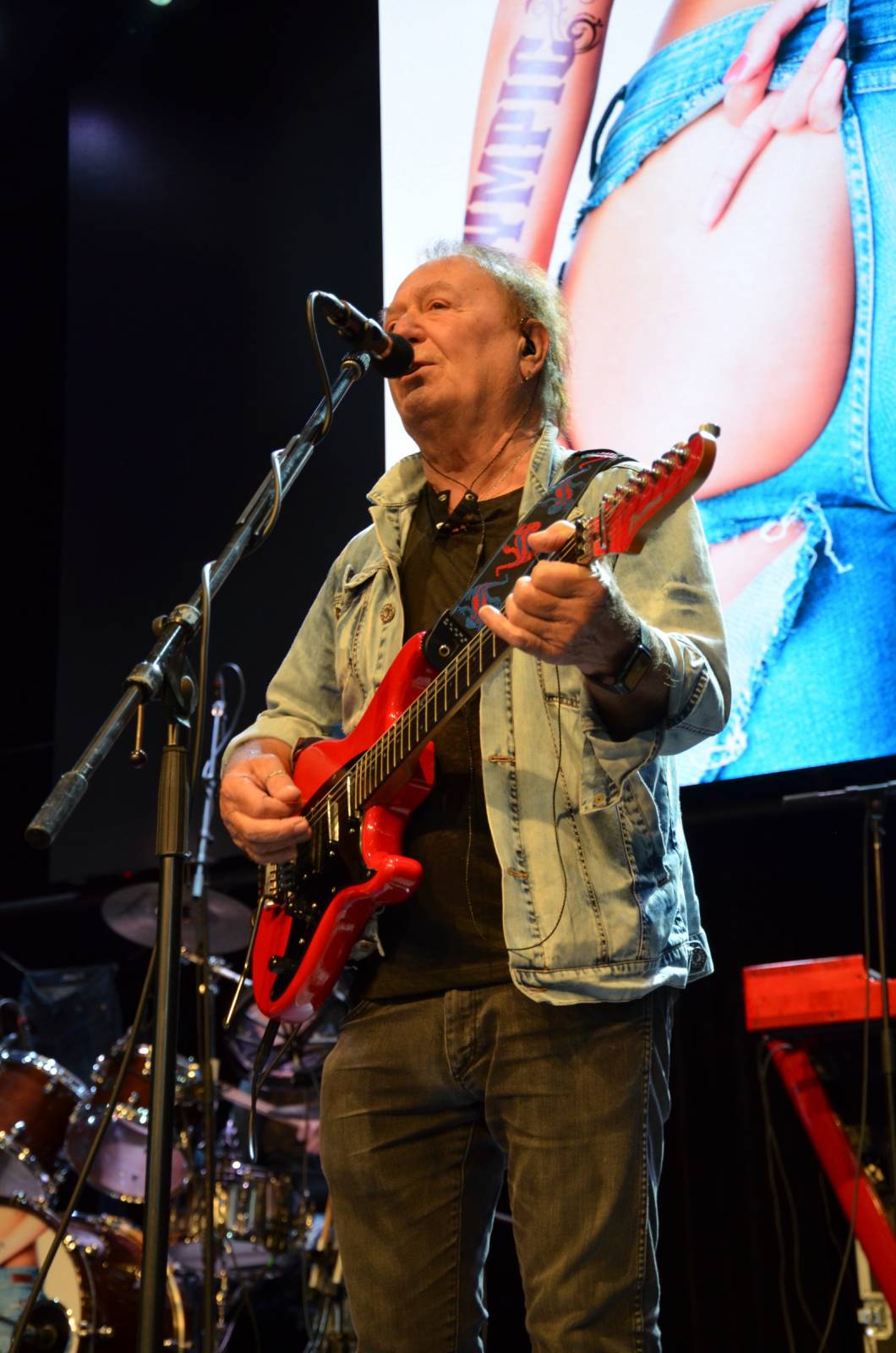 Olympic pokřtil desku Kaťata, během koncertu jedny kalhoty rovnou vydražil