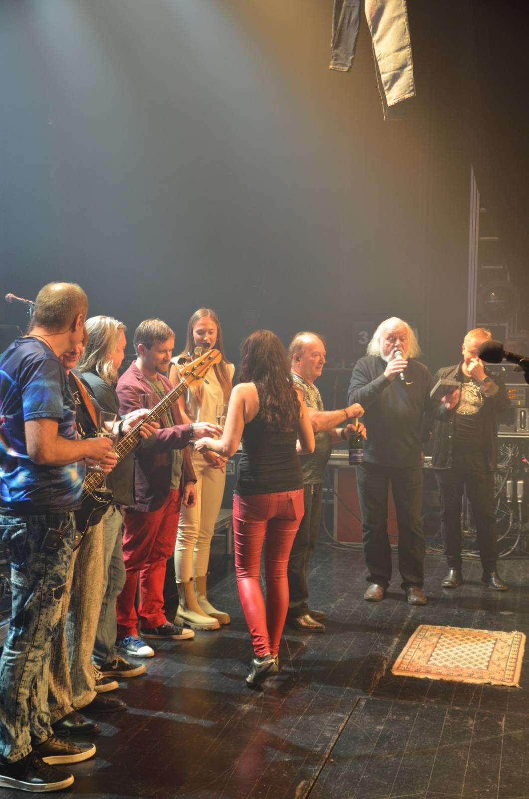 Olympic pokřtil desku Kaťata, během koncertu jedny kalhoty rovnou vydražil