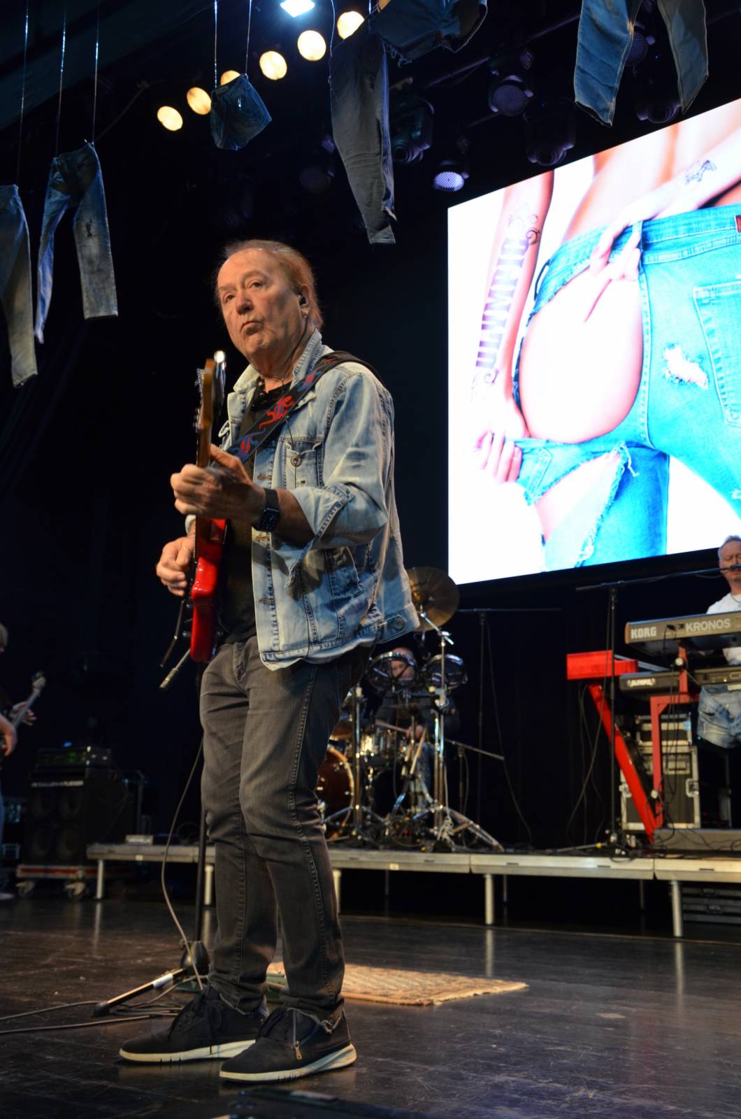 Olympic pokřtil desku Kaťata, během koncertu jedny kalhoty rovnou vydražil