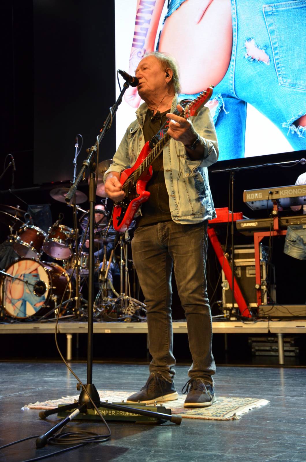 Olympic pokřtil desku Kaťata, během koncertu jedny kalhoty rovnou vydražil