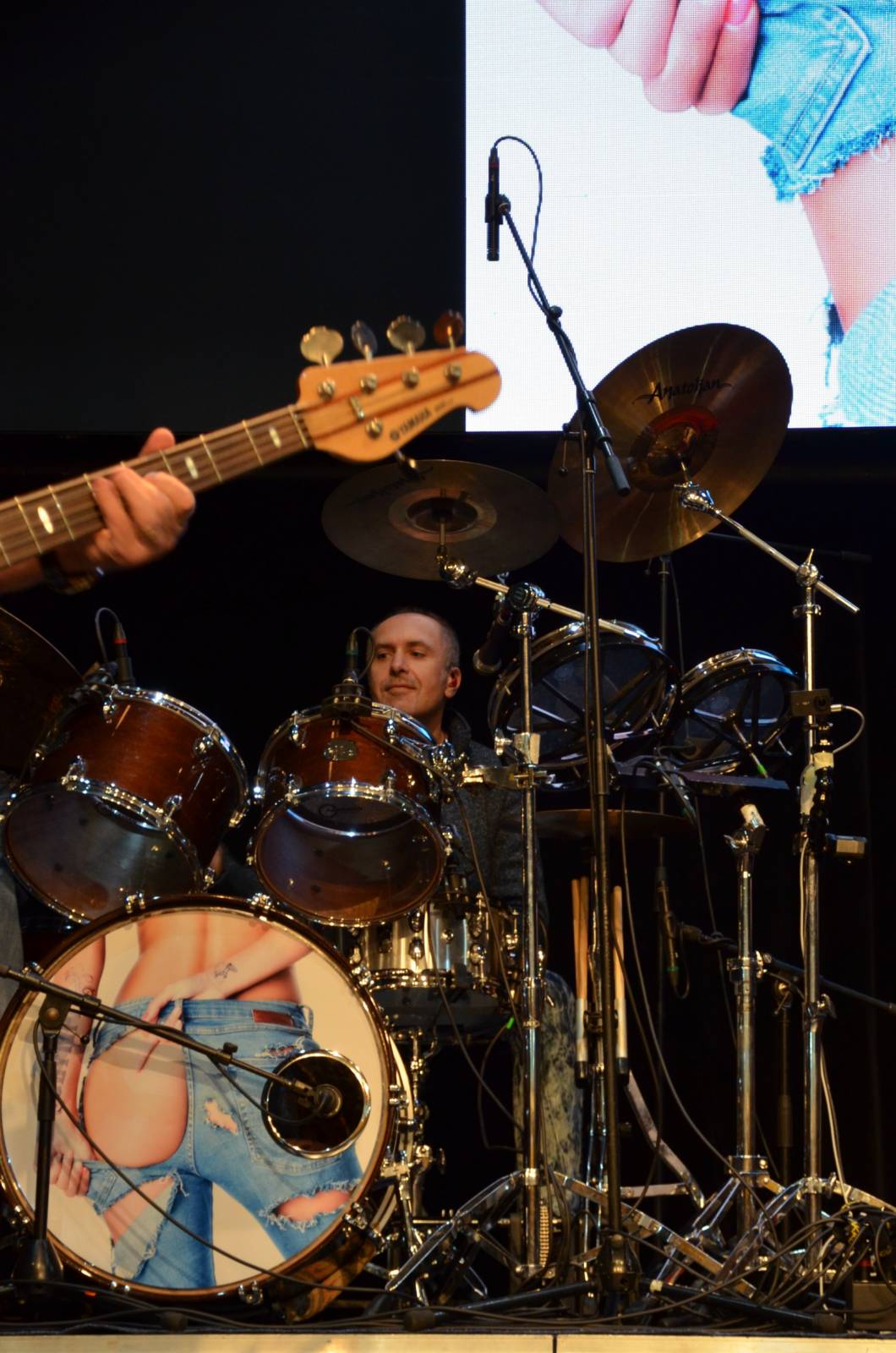 Olympic pokřtil desku Kaťata, během koncertu jedny kalhoty rovnou vydražil