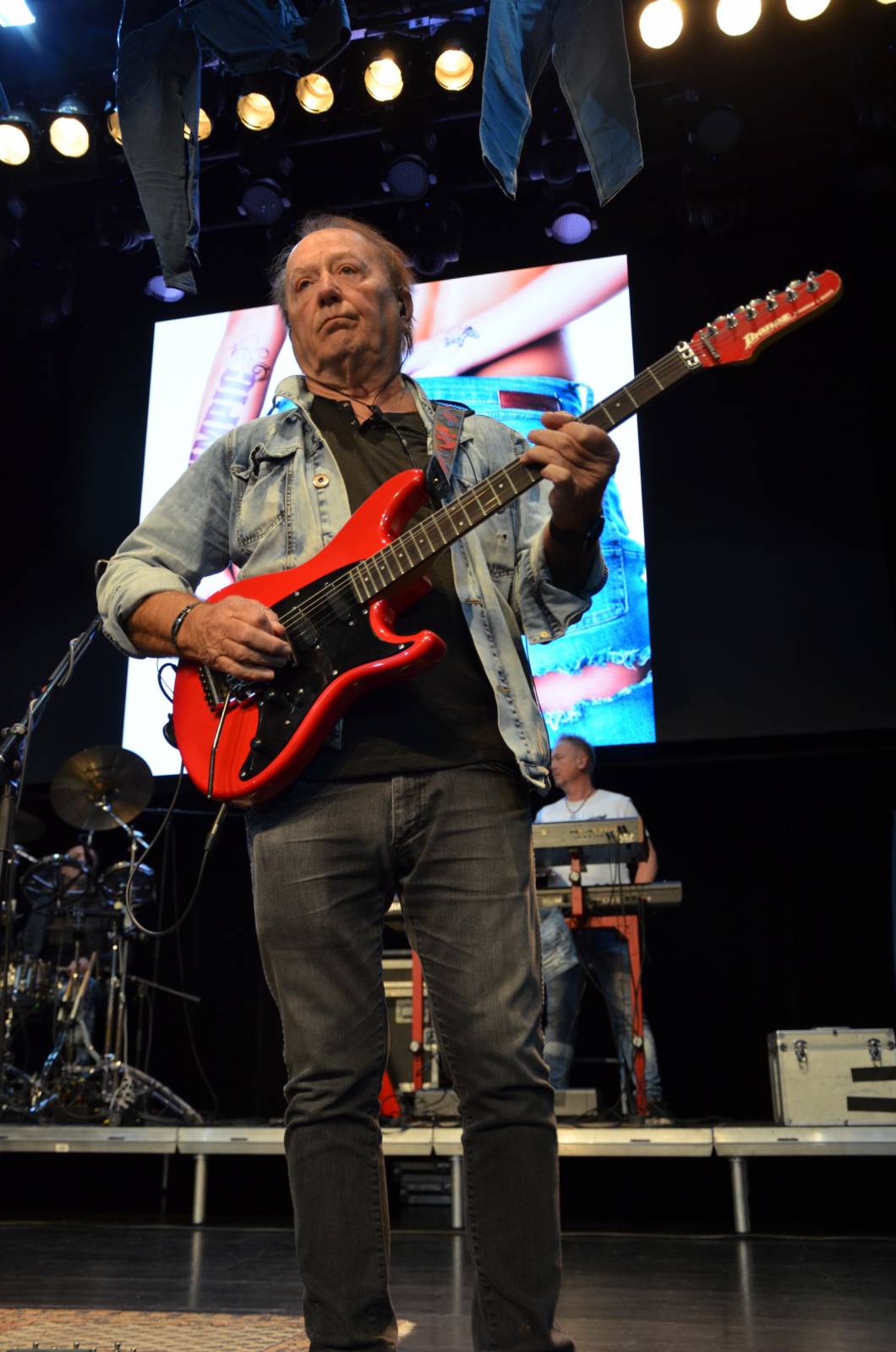 Olympic pokřtil desku Kaťata, během koncertu jedny kalhoty rovnou vydražil