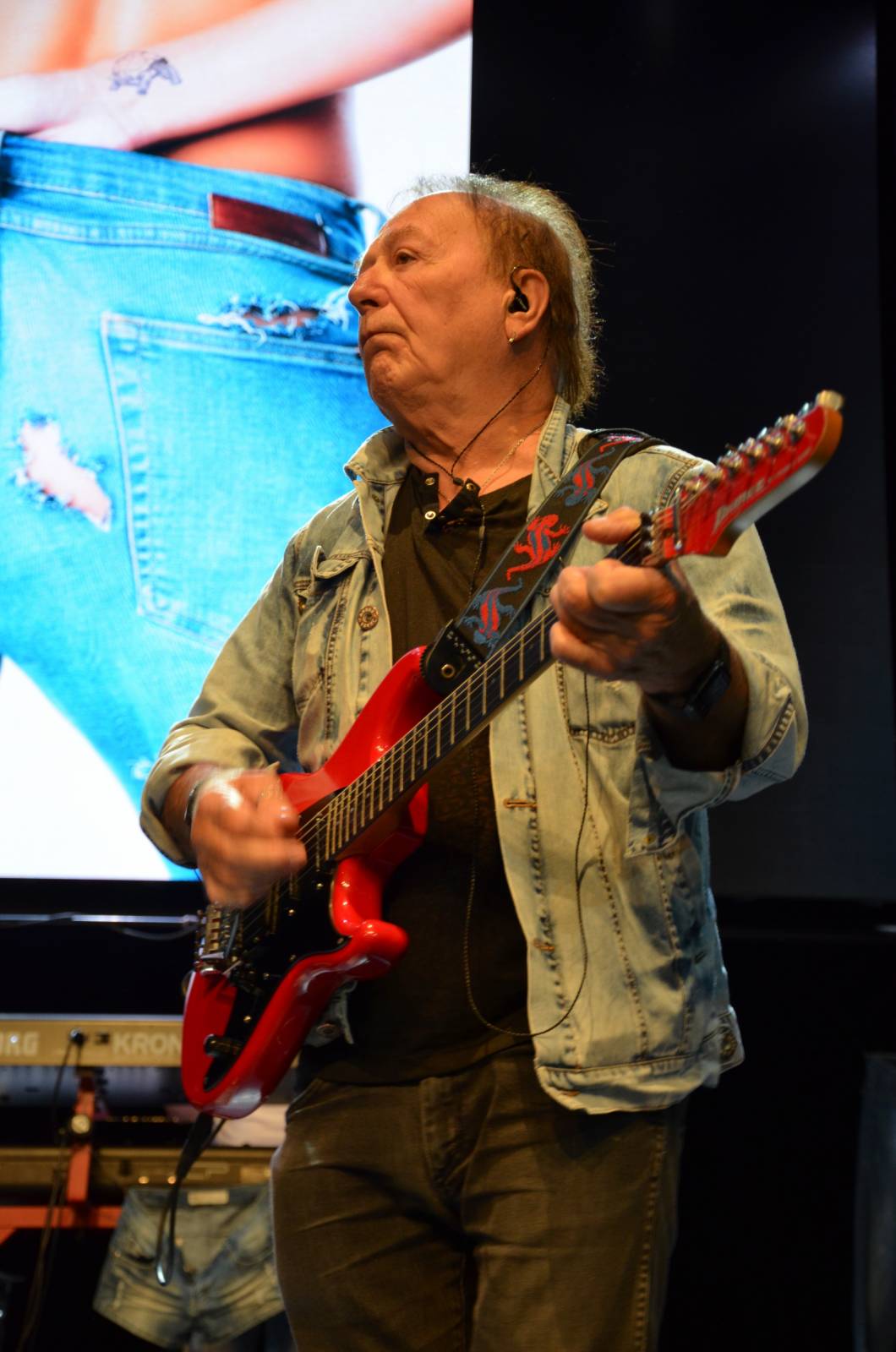 Olympic pokřtil desku Kaťata, během koncertu jedny kalhoty rovnou vydražil