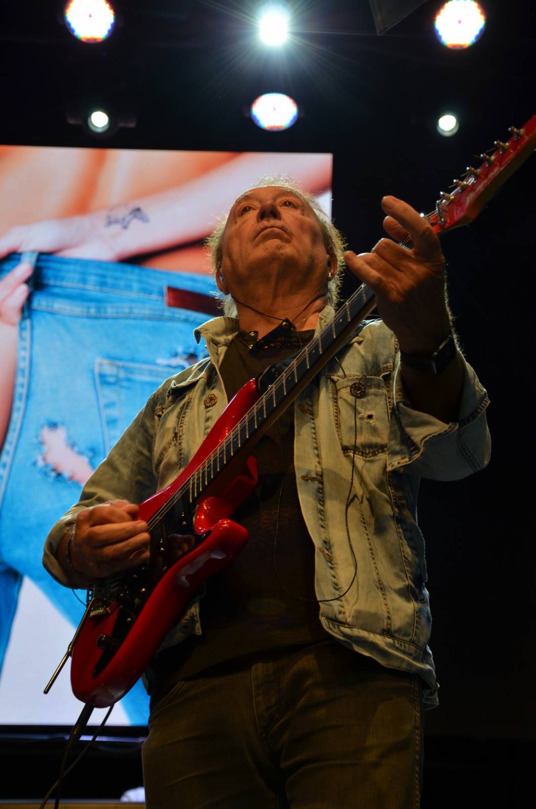 Olympic pokřtil desku Kaťata, během koncertu jedny kalhoty rovnou vydražil