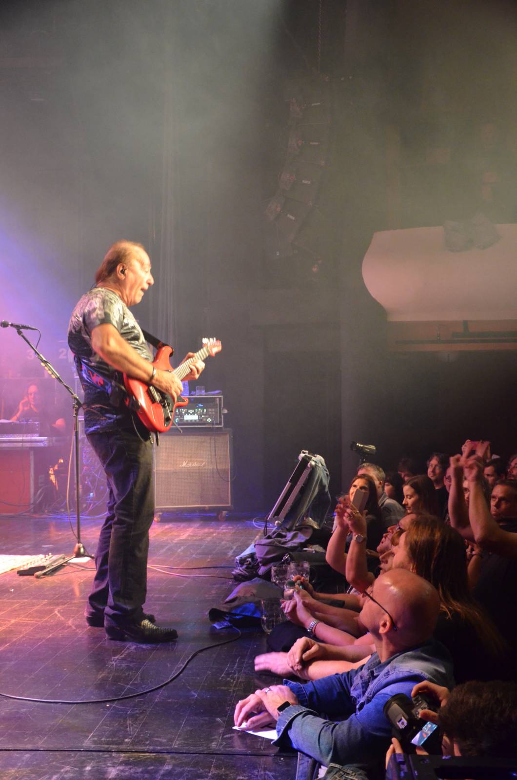 Olympic pokřtil desku Kaťata, během koncertu jedny kalhoty rovnou vydražil