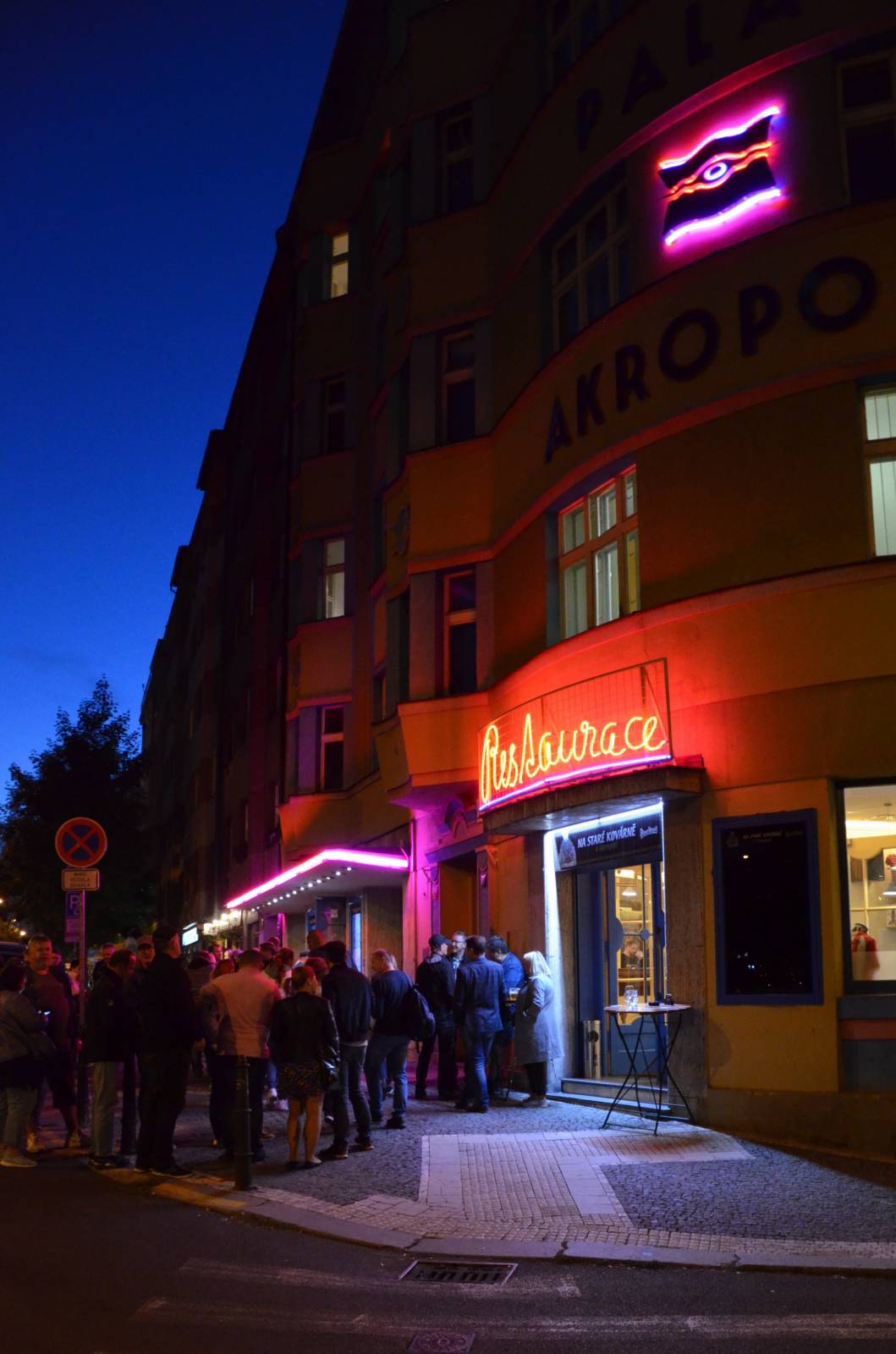 Olympic pokřtil desku Kaťata, během koncertu jedny kalhoty rovnou vydražil