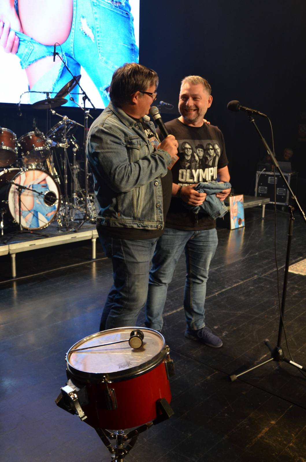 Olympic pokřtil desku Kaťata, během koncertu jedny kalhoty rovnou vydražil