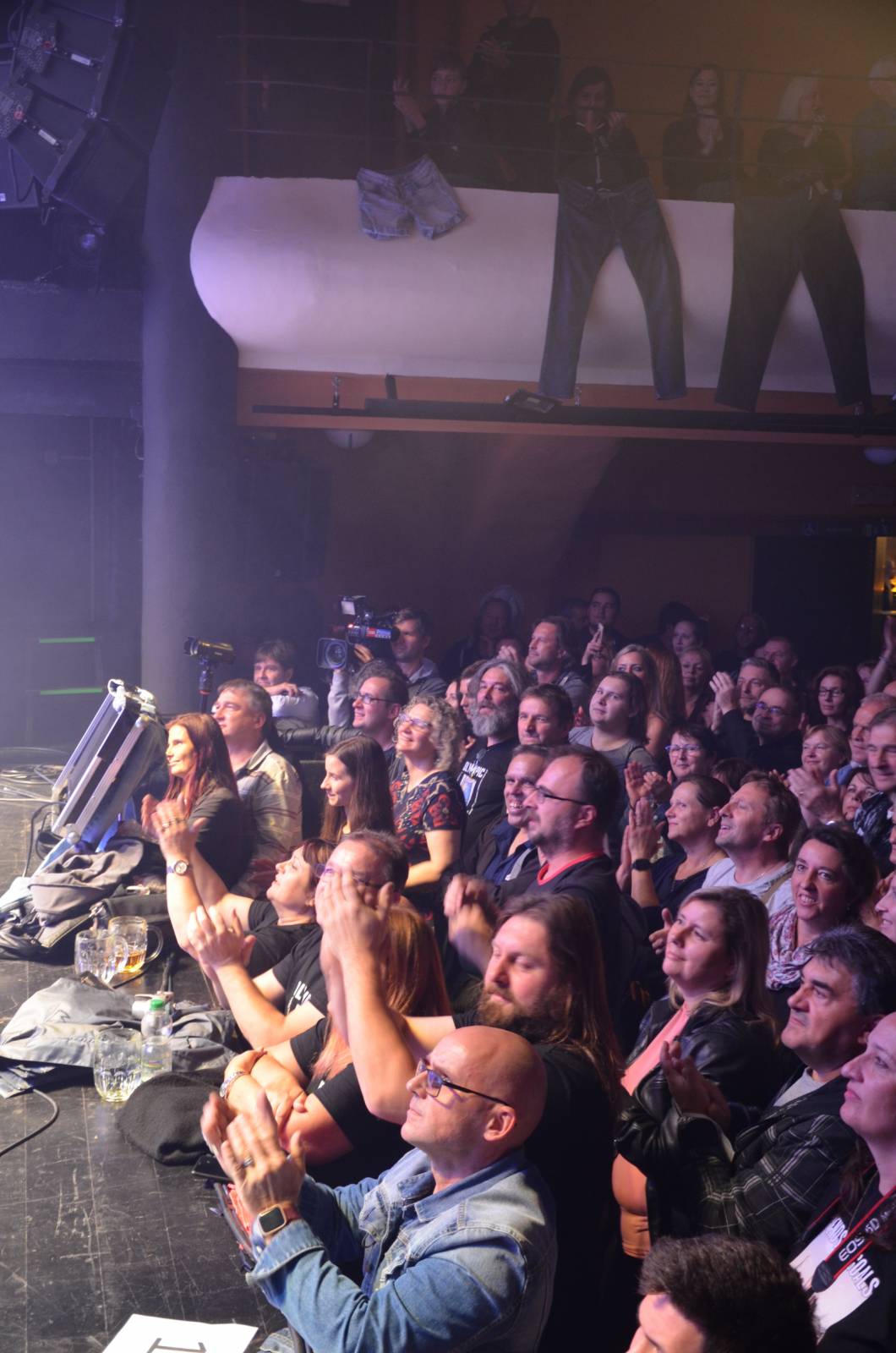 Olympic pokřtil desku Kaťata, během koncertu jedny kalhoty rovnou vydražil