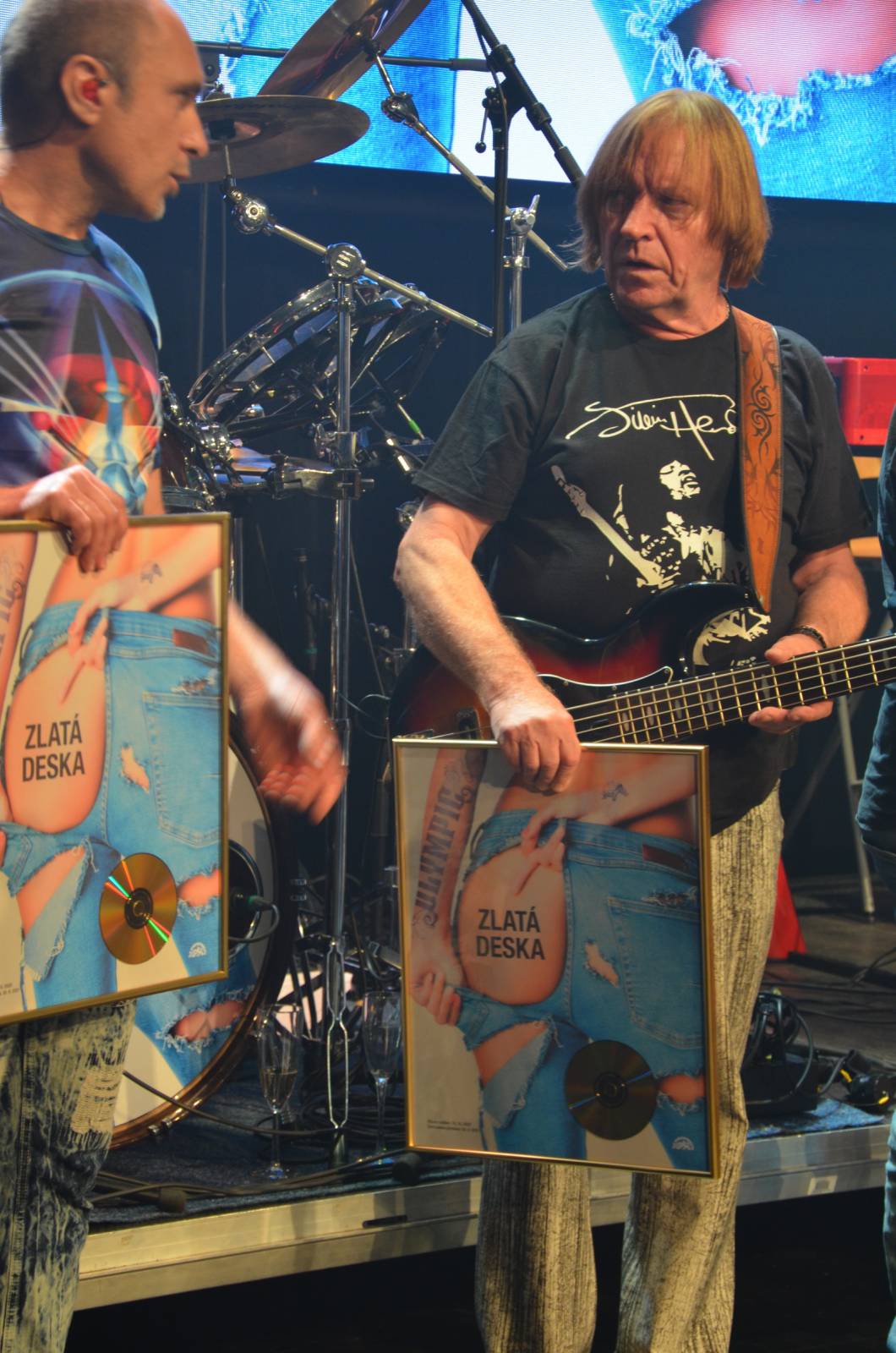 Olympic pokřtil desku Kaťata, během koncertu jedny kalhoty rovnou vydražil