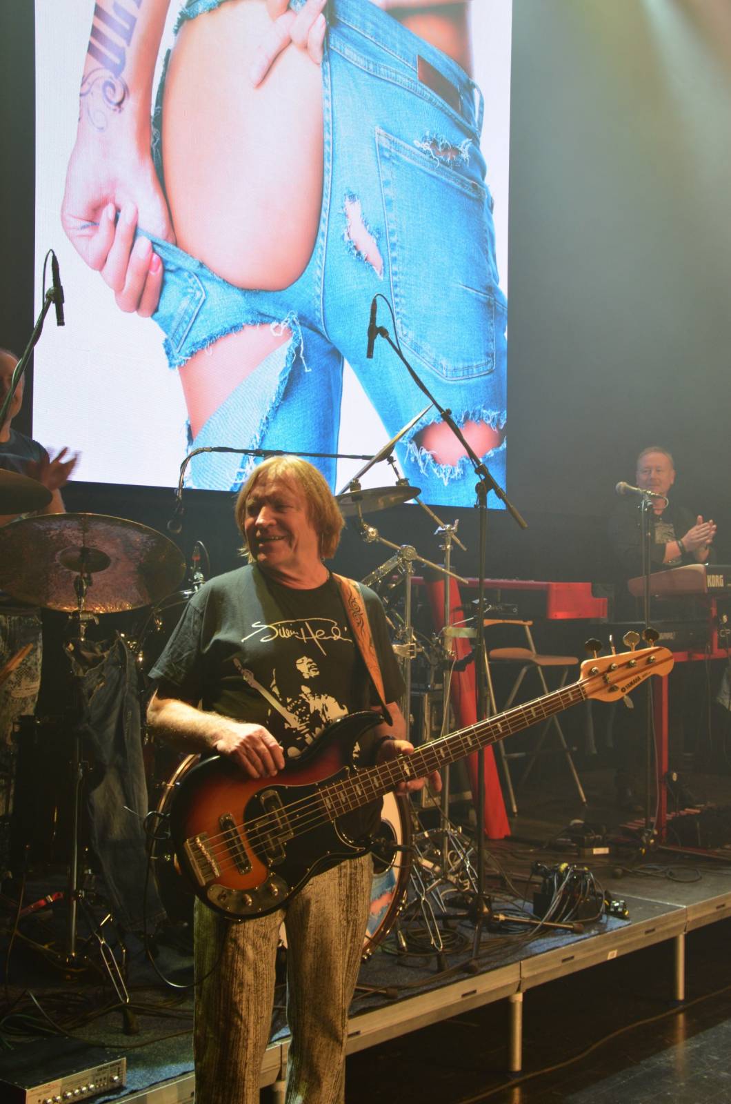 Olympic pokřtil desku Kaťata, během koncertu jedny kalhoty rovnou vydražil