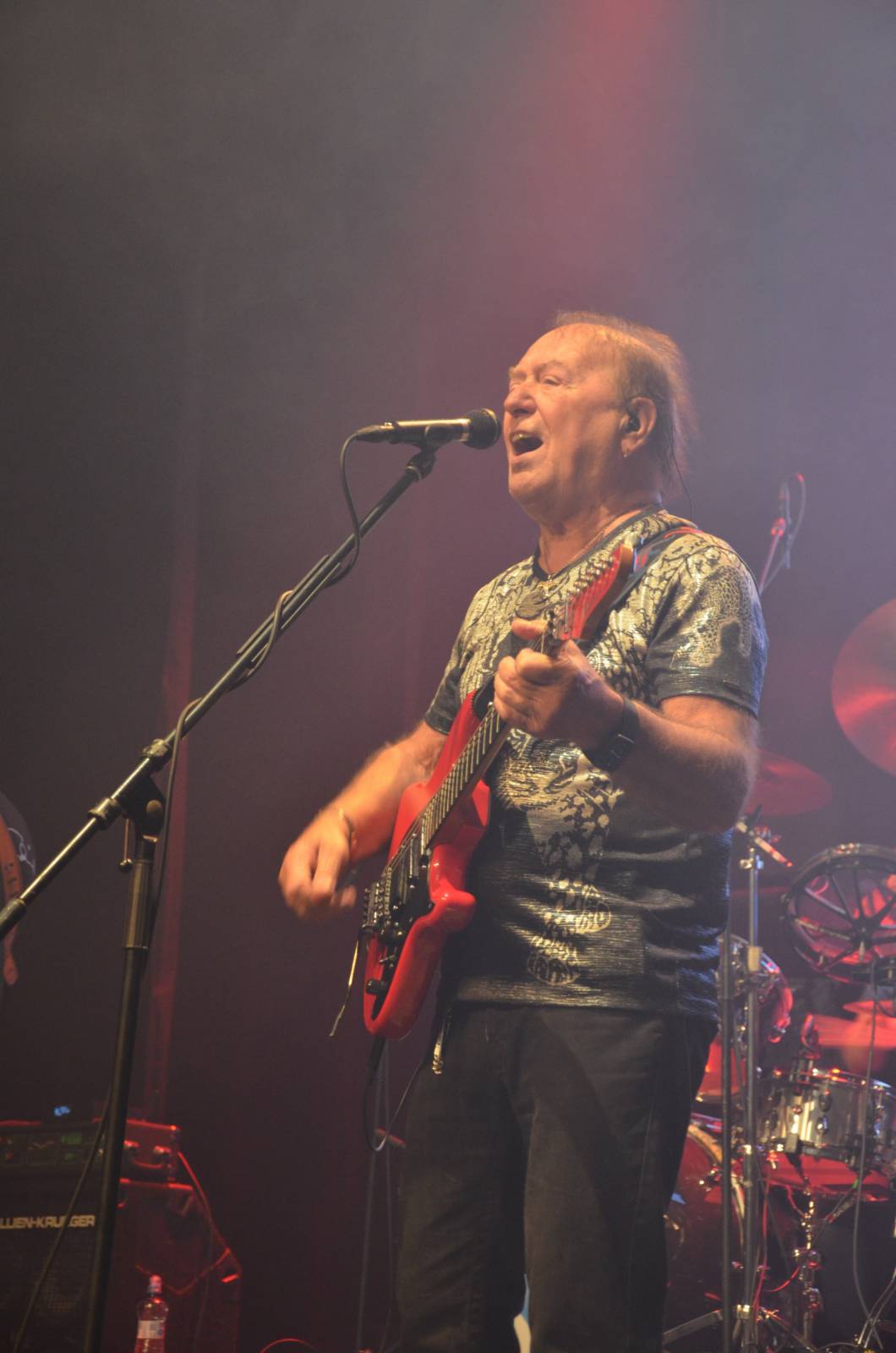 Olympic pokřtil desku Kaťata, během koncertu jedny kalhoty rovnou vydražil