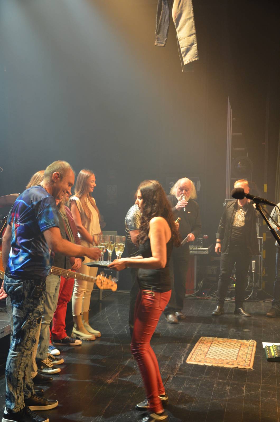 Olympic pokřtil desku Kaťata, během koncertu jedny kalhoty rovnou vydražil