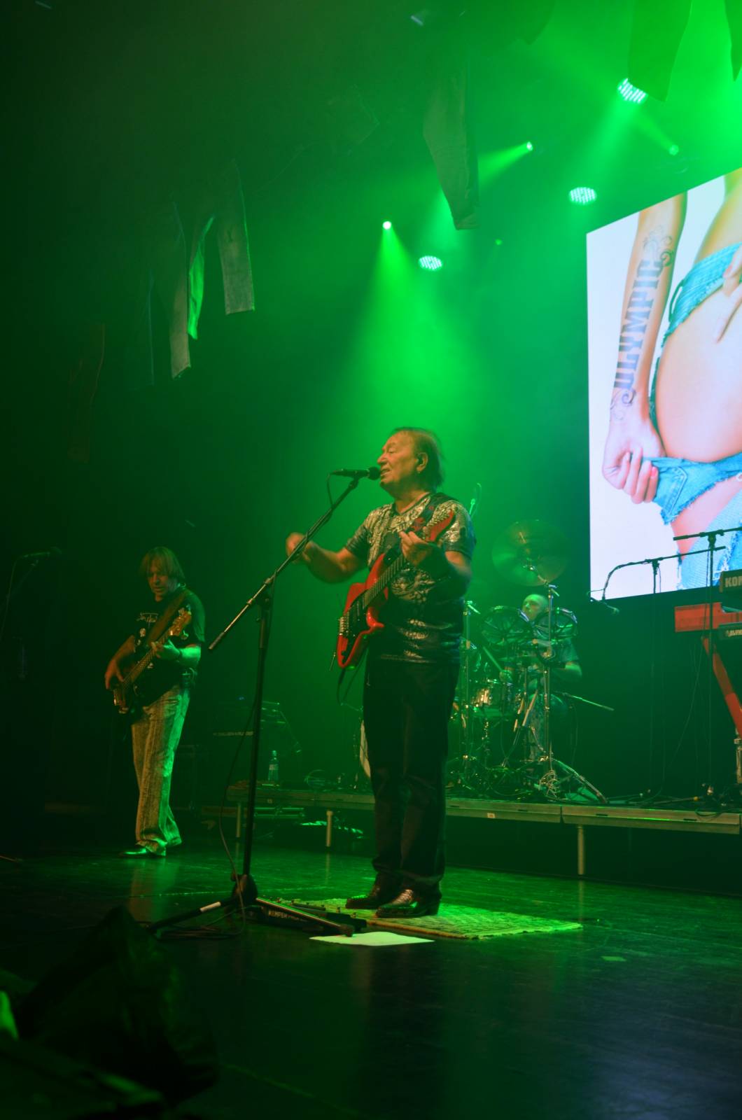 Olympic pokřtil desku Kaťata, během koncertu jedny kalhoty rovnou vydražil