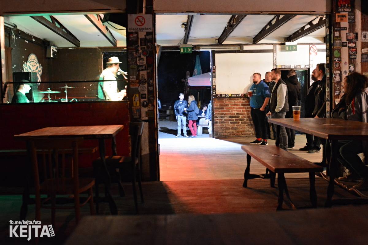 Punkový rej v Modré Vopici: zahráli WOSA, Apple juice, Čára, Resumé i RV-4