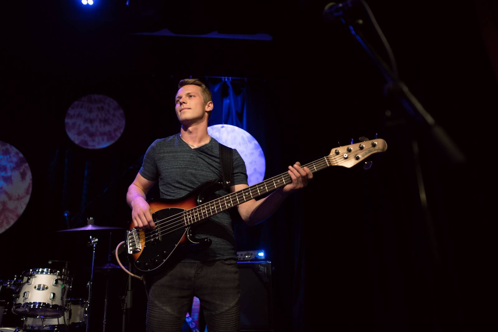 Vesna vyrazila na turné. V Malostranské besedě přivítala Annu Julii Slováčkovou, předskakoval jí Tomáš Štefka