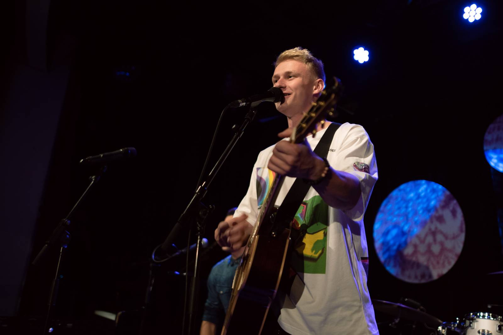 Vesna vyrazila na turné. V Malostranské besedě přivítala Annu Julii Slováčkovou, předskakoval jí Tomáš Štefka