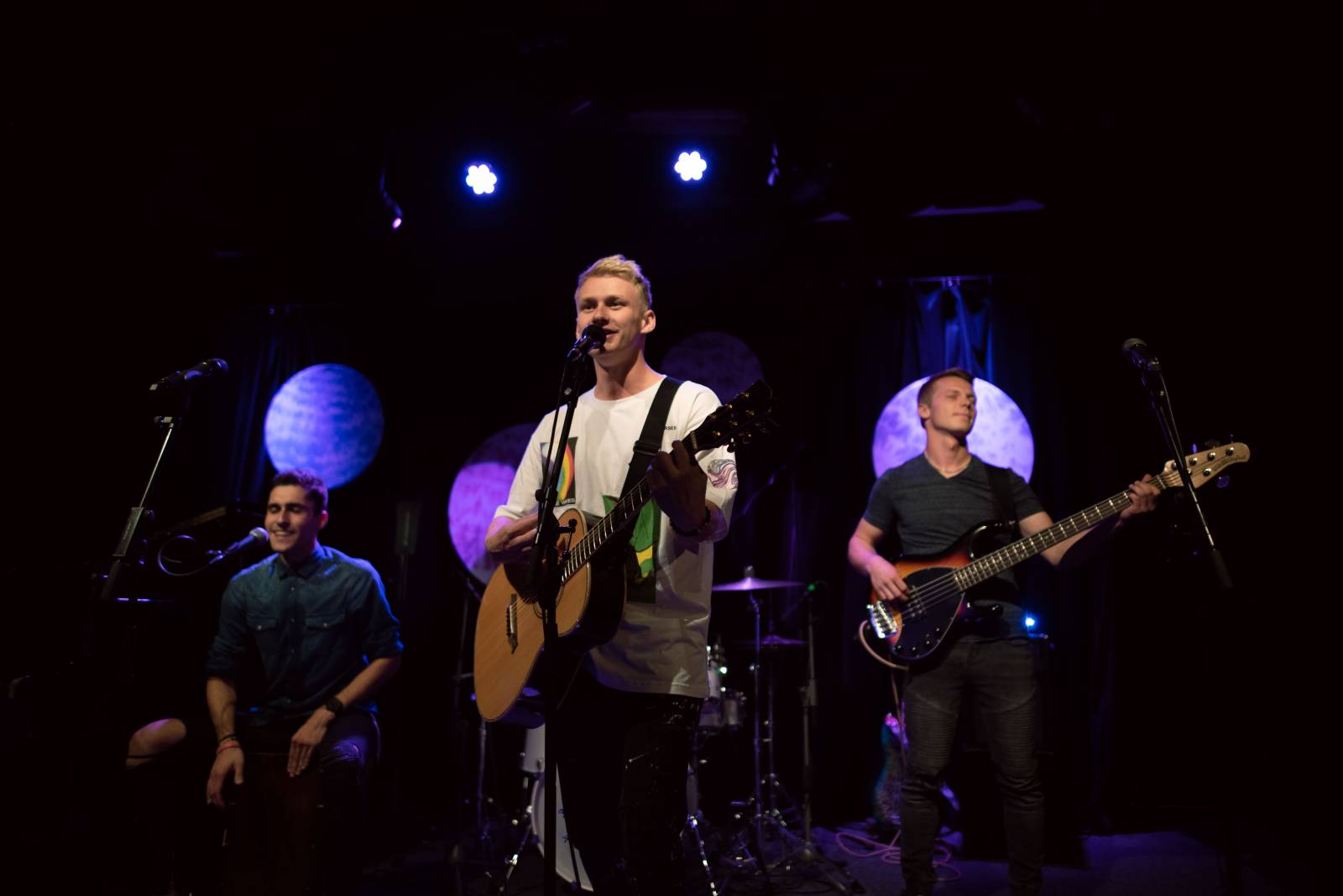 Vesna vyrazila na turné. V Malostranské besedě přivítala Annu Julii Slováčkovou, předskakoval jí Tomáš Štefka