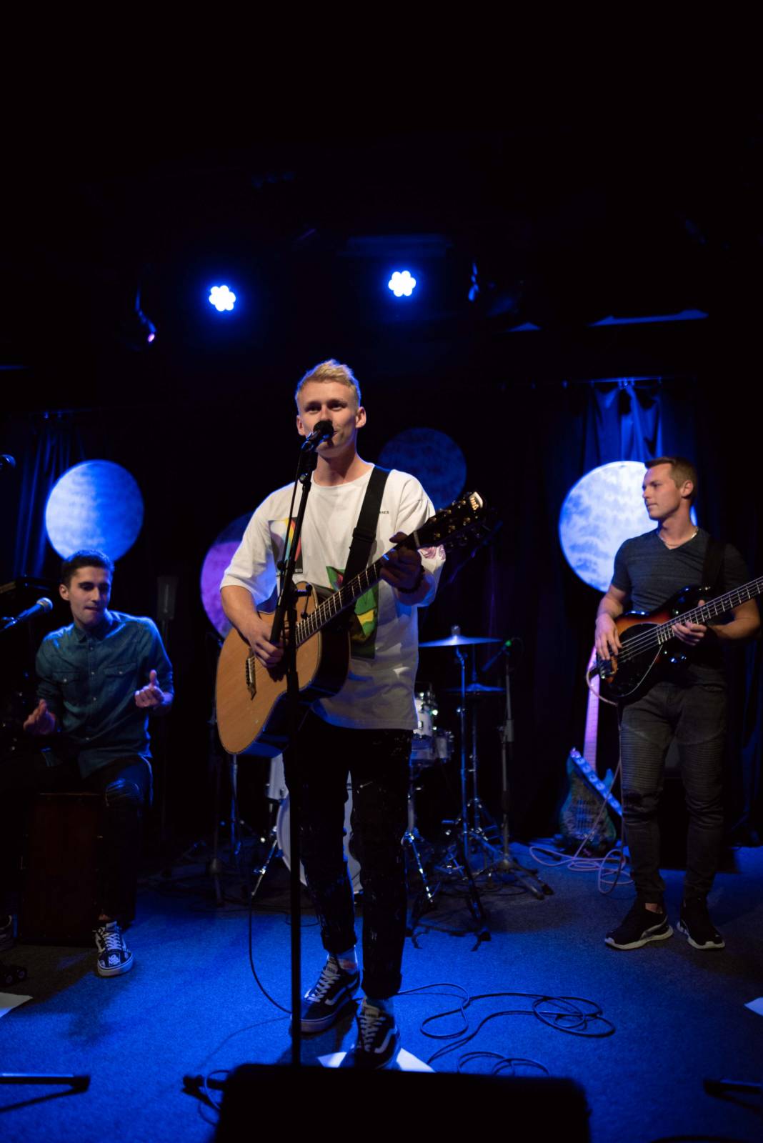 Vesna vyrazila na turné. V Malostranské besedě přivítala Annu Julii Slováčkovou, předskakoval jí Tomáš Štefka