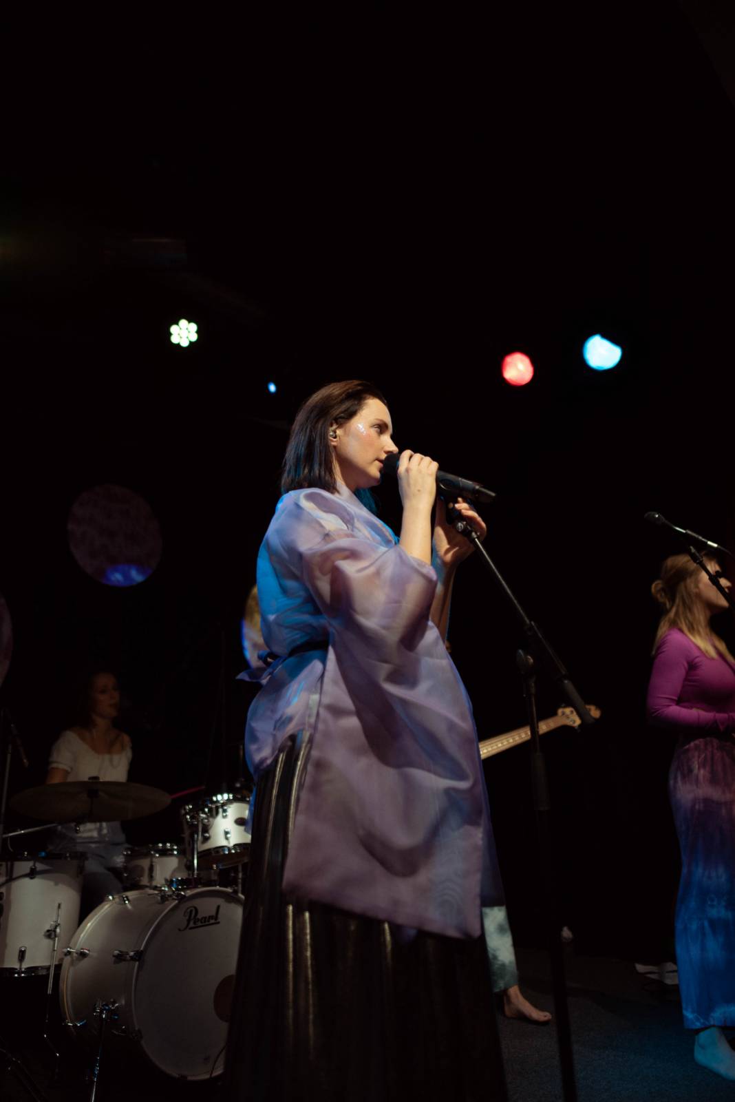 Vesna vyrazila na turné. V Malostranské besedě přivítala Annu Julii Slováčkovou, předskakoval jí Tomáš Štefka