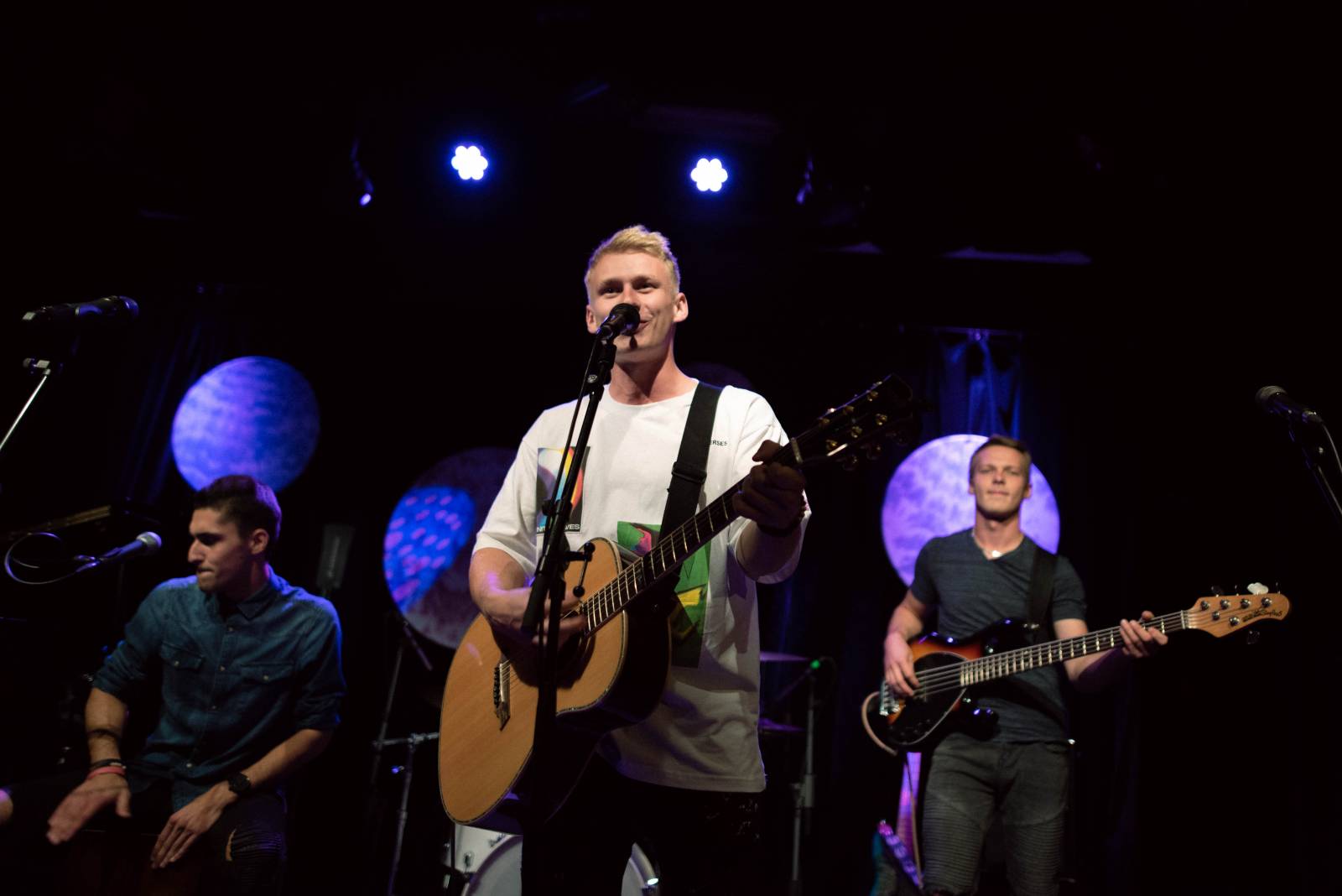 Vesna vyrazila na turné. V Malostranské besedě přivítala Annu Julii Slováčkovou, předskakoval jí Tomáš Štefka