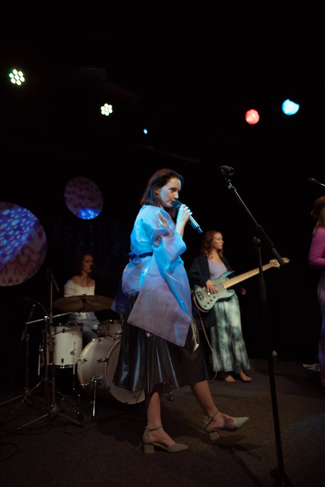 Vesna vyrazila na turné. V Malostranské besedě přivítala Annu Julii Slováčkovou, předskakoval jí Tomáš Štefka