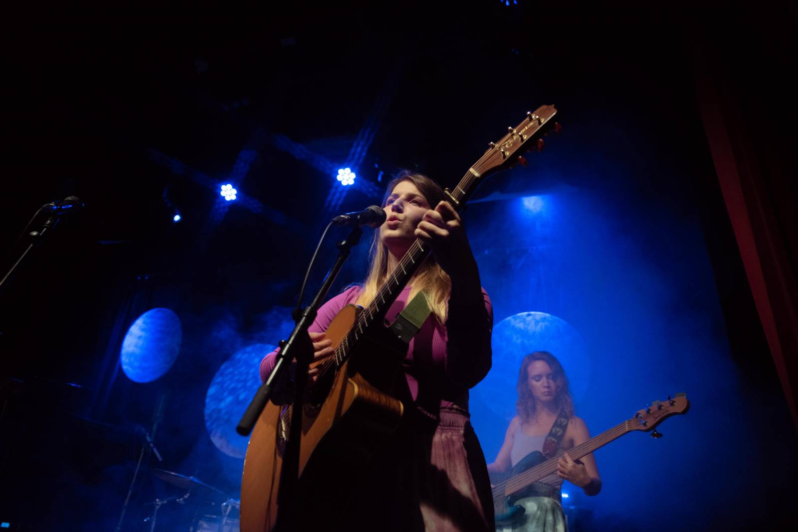 Vesna vyrazila na turné. V Malostranské besedě přivítala Annu Julii Slováčkovou, předskakoval jí Tomáš Štefka