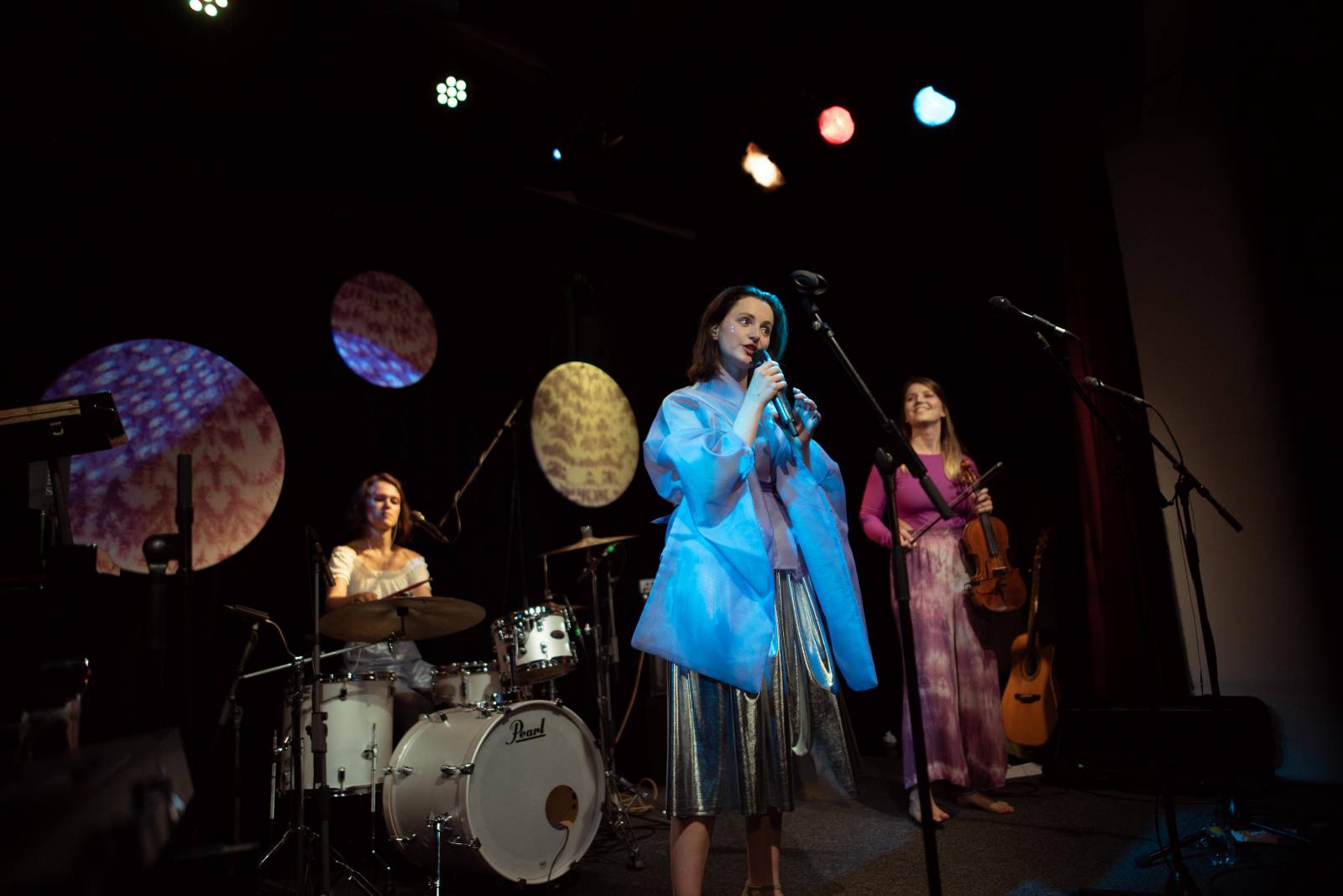 Vesna vyrazila na turné. V Malostranské besedě přivítala Annu Julii Slováčkovou, předskakoval jí Tomáš Štefka