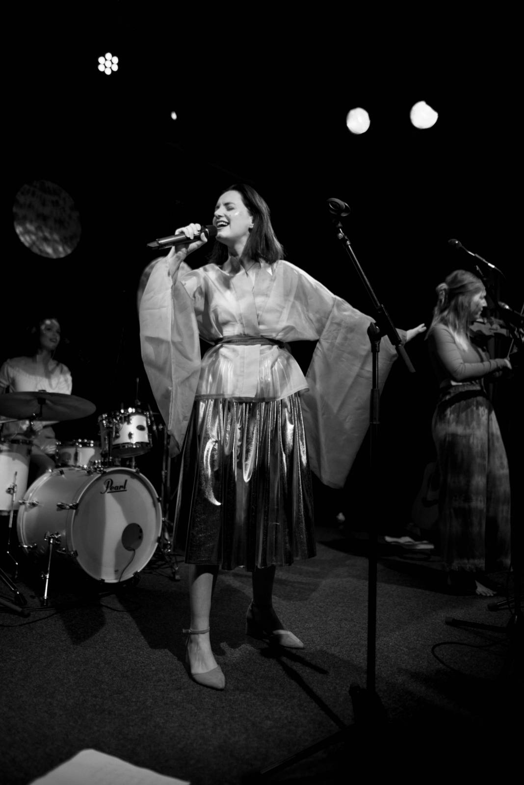 Vesna vyrazila na turné. V Malostranské besedě přivítala Annu Julii Slováčkovou, předskakoval jí Tomáš Štefka