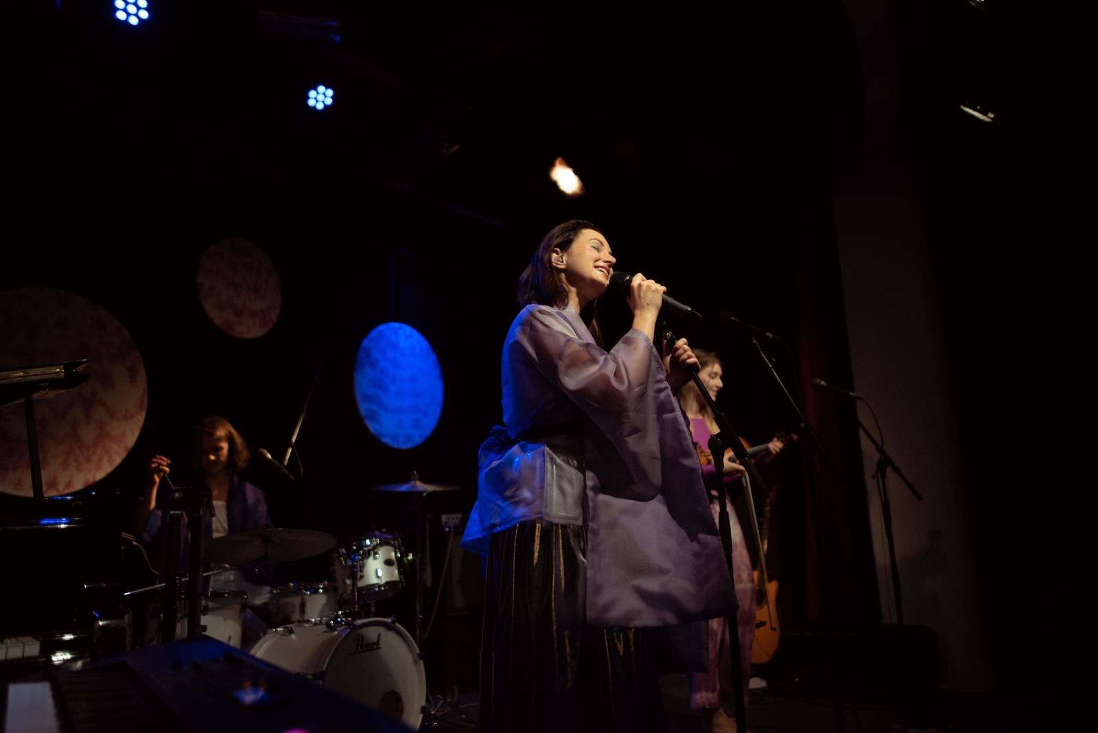 Vesna vyrazila na turné. V Malostranské besedě přivítala Annu Julii Slováčkovou, předskakoval jí Tomáš Štefka