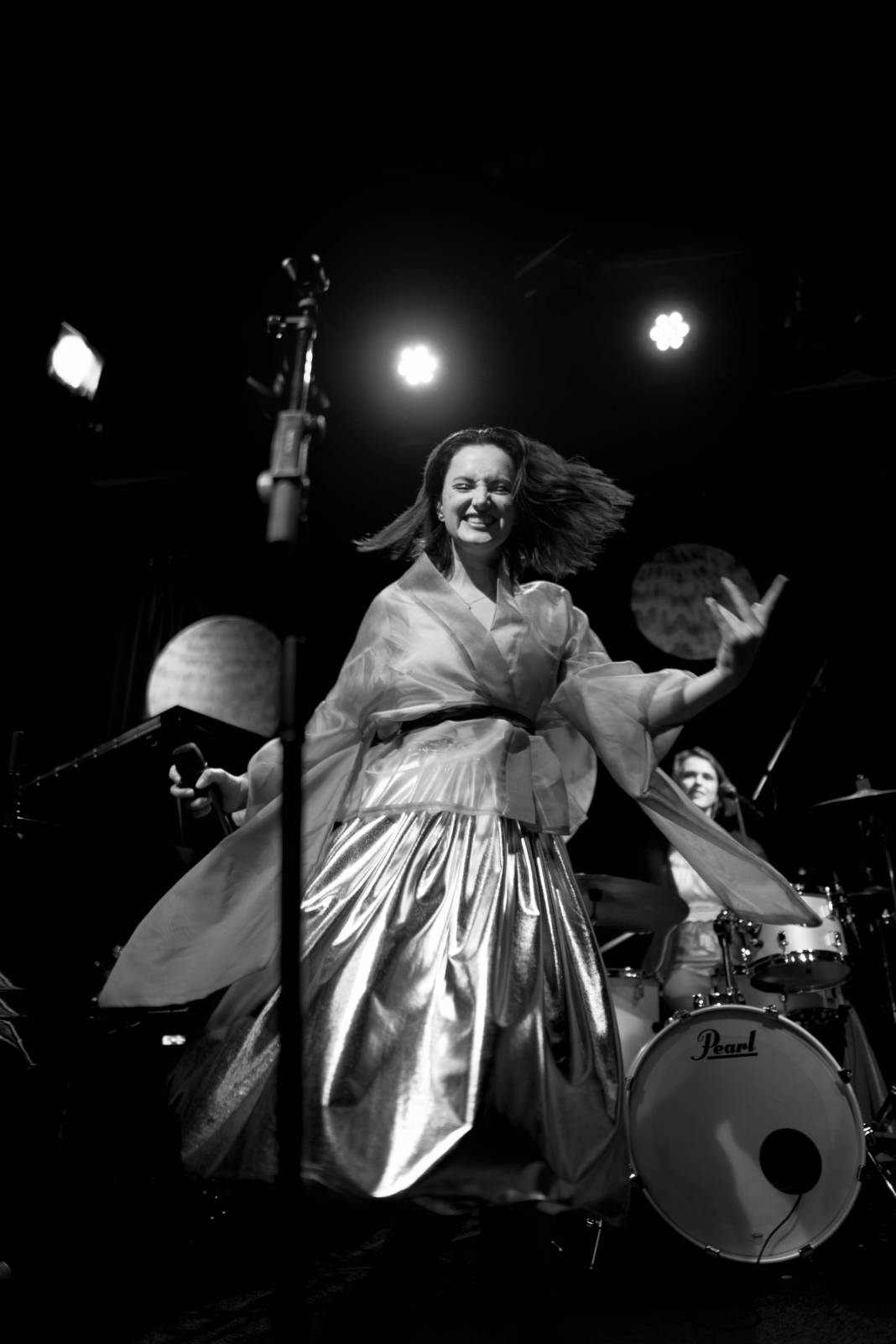 Vesna vyrazila na turné. V Malostranské besedě přivítala Annu Julii Slováčkovou, předskakoval jí Tomáš Štefka