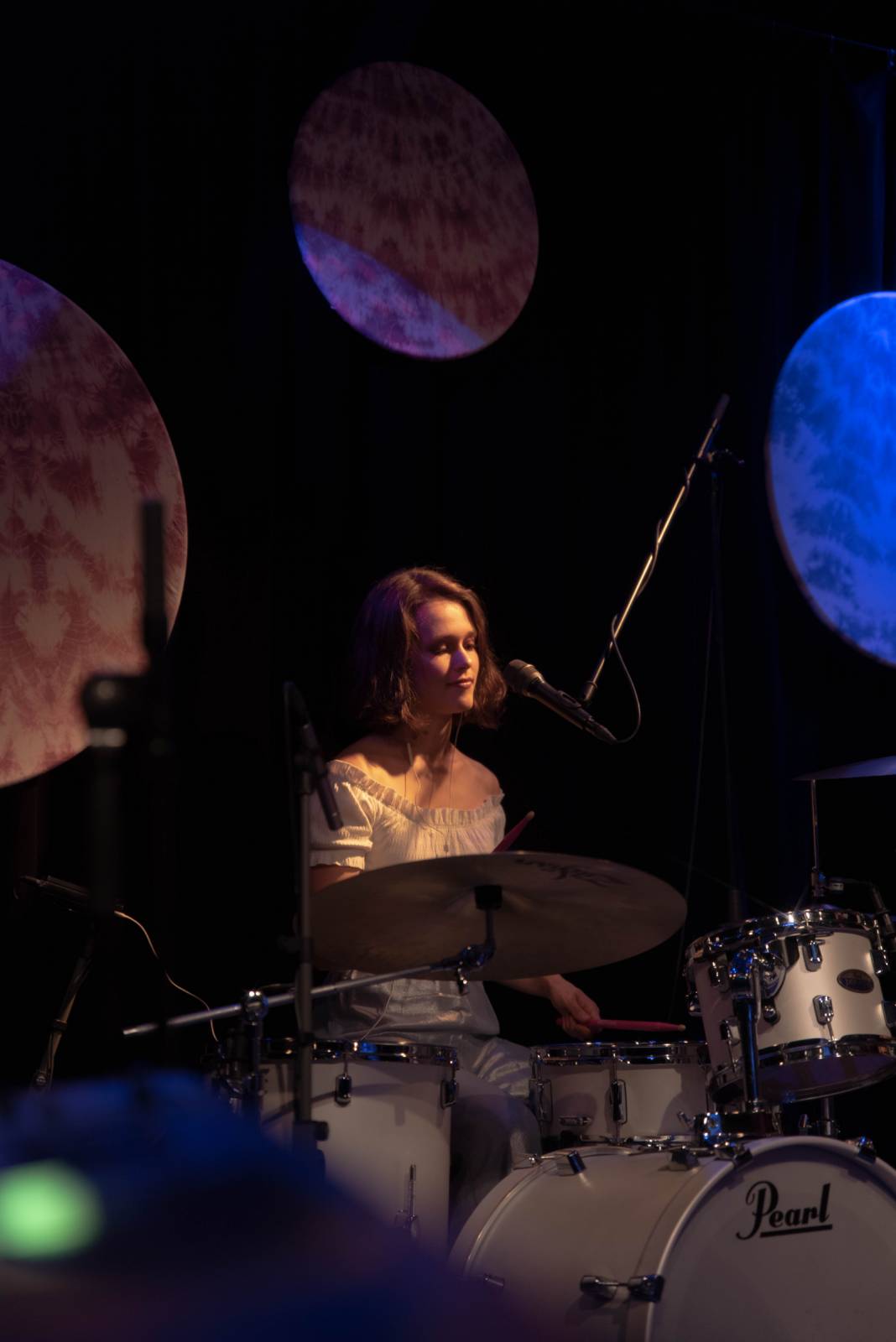 Vesna vyrazila na turné. V Malostranské besedě přivítala Annu Julii Slováčkovou, předskakoval jí Tomáš Štefka